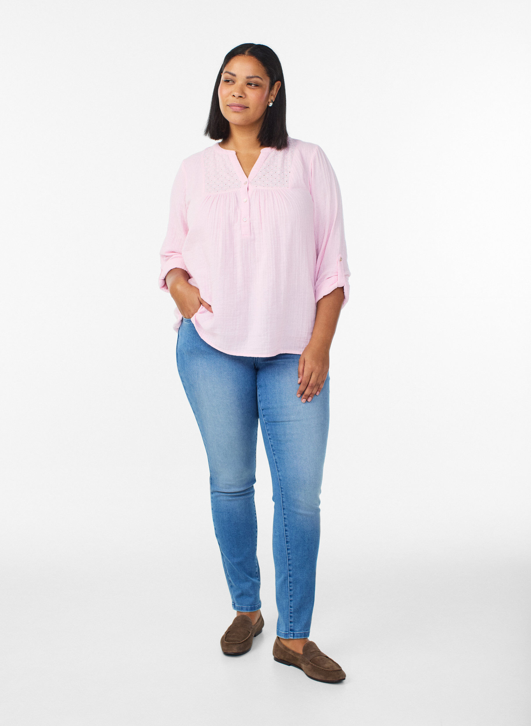 Zizzi Bluse i bomuldsmusselin med broderi anglaise, Lyser&oslash;d, Model image number 1