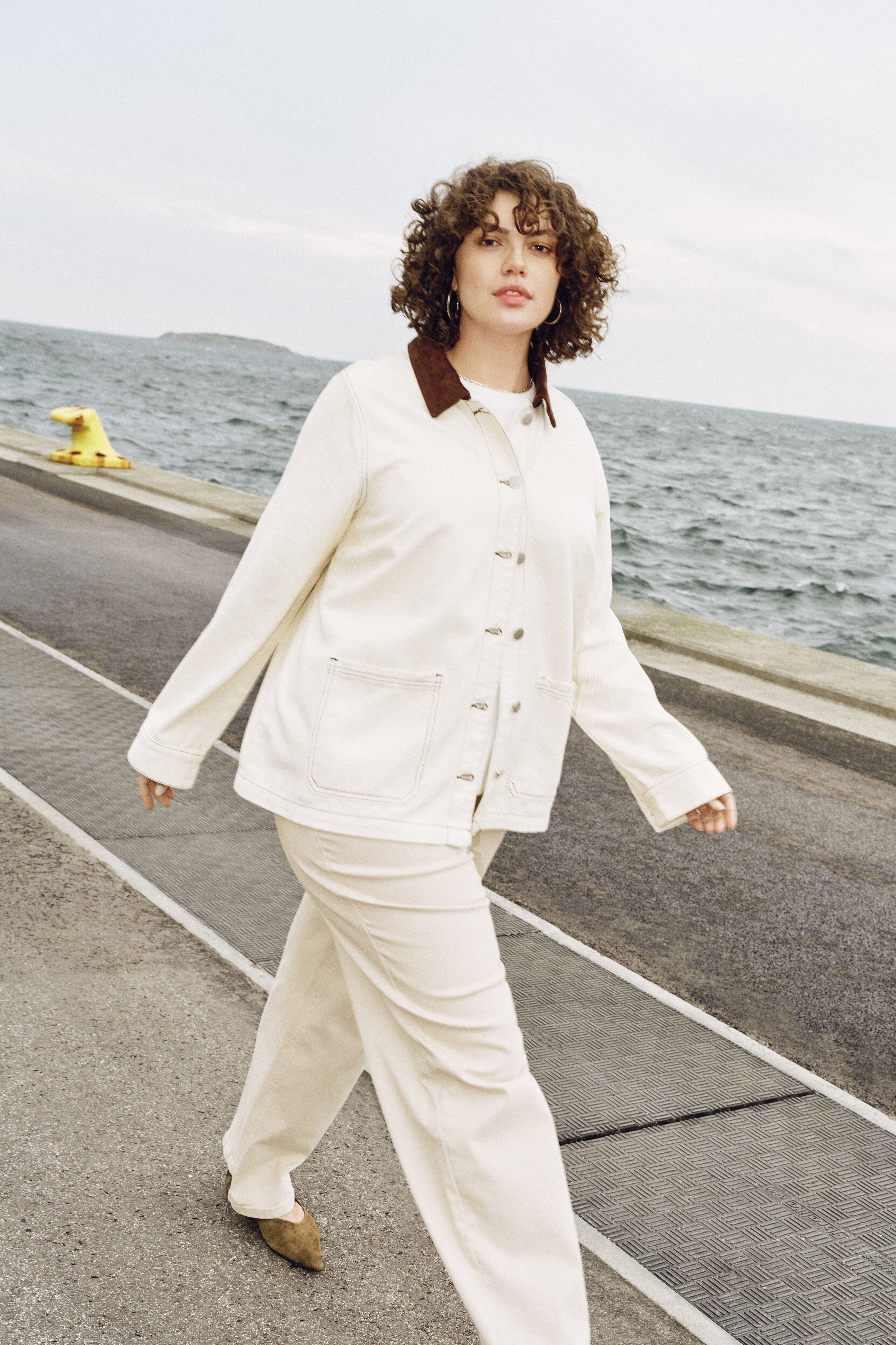 Jakke i farvet denim med kontrastkrave, , Model