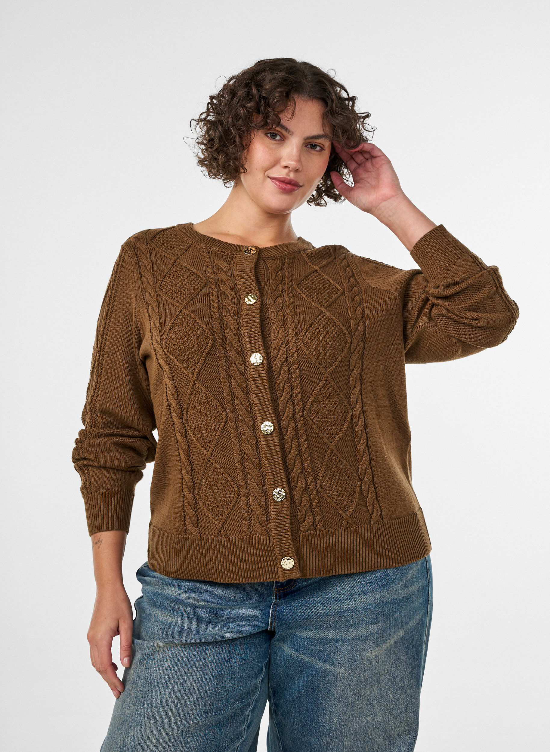 Kabelstrikket cardigan med dekorative knapper, Brun, Model