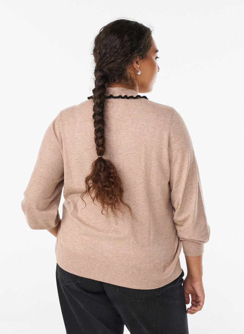 Strikbluse med flæsedekoreret polokrave, Beige, Model