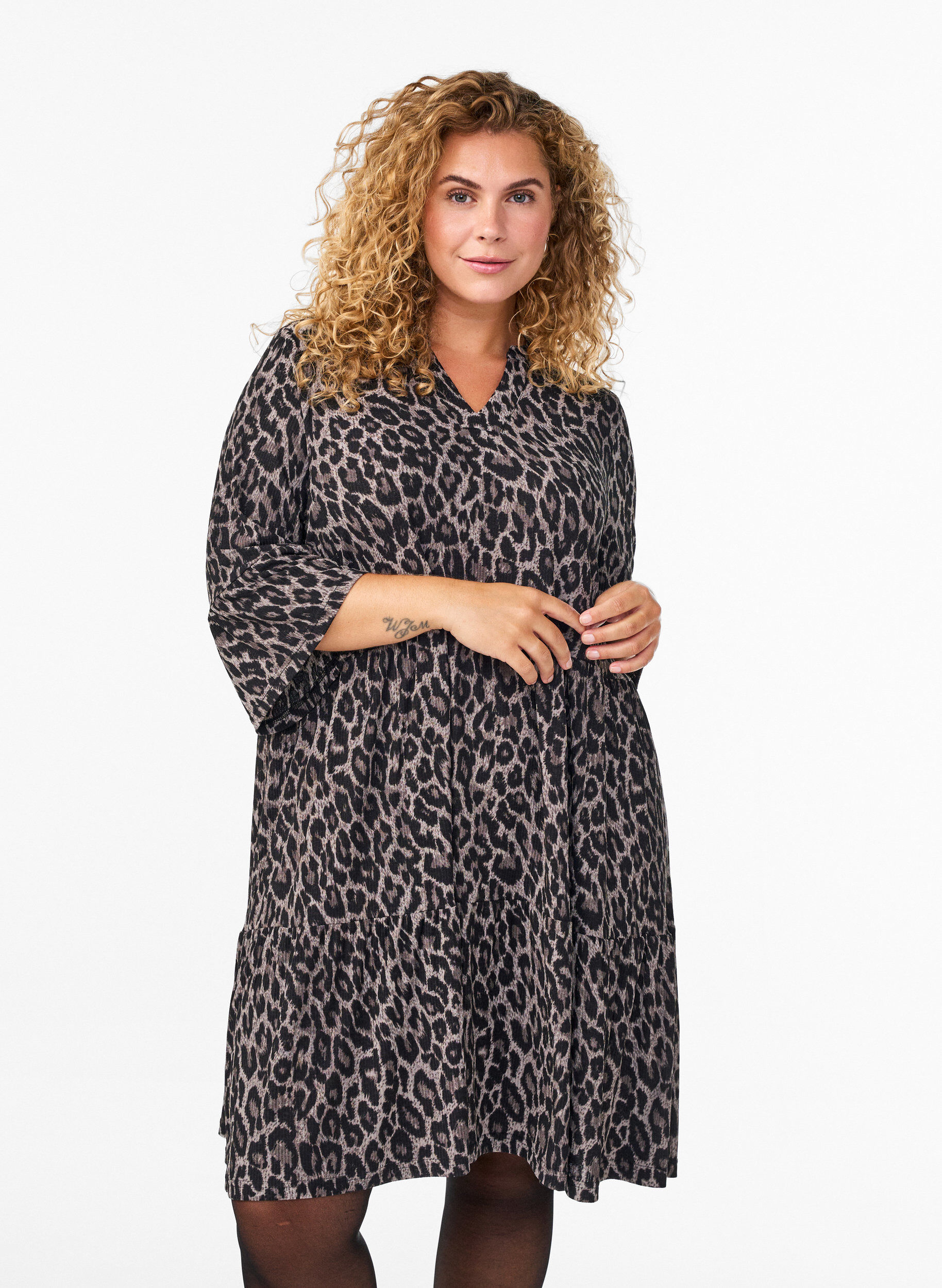 Kort kjole med a-form og leoprint, Gr&aring;, Model