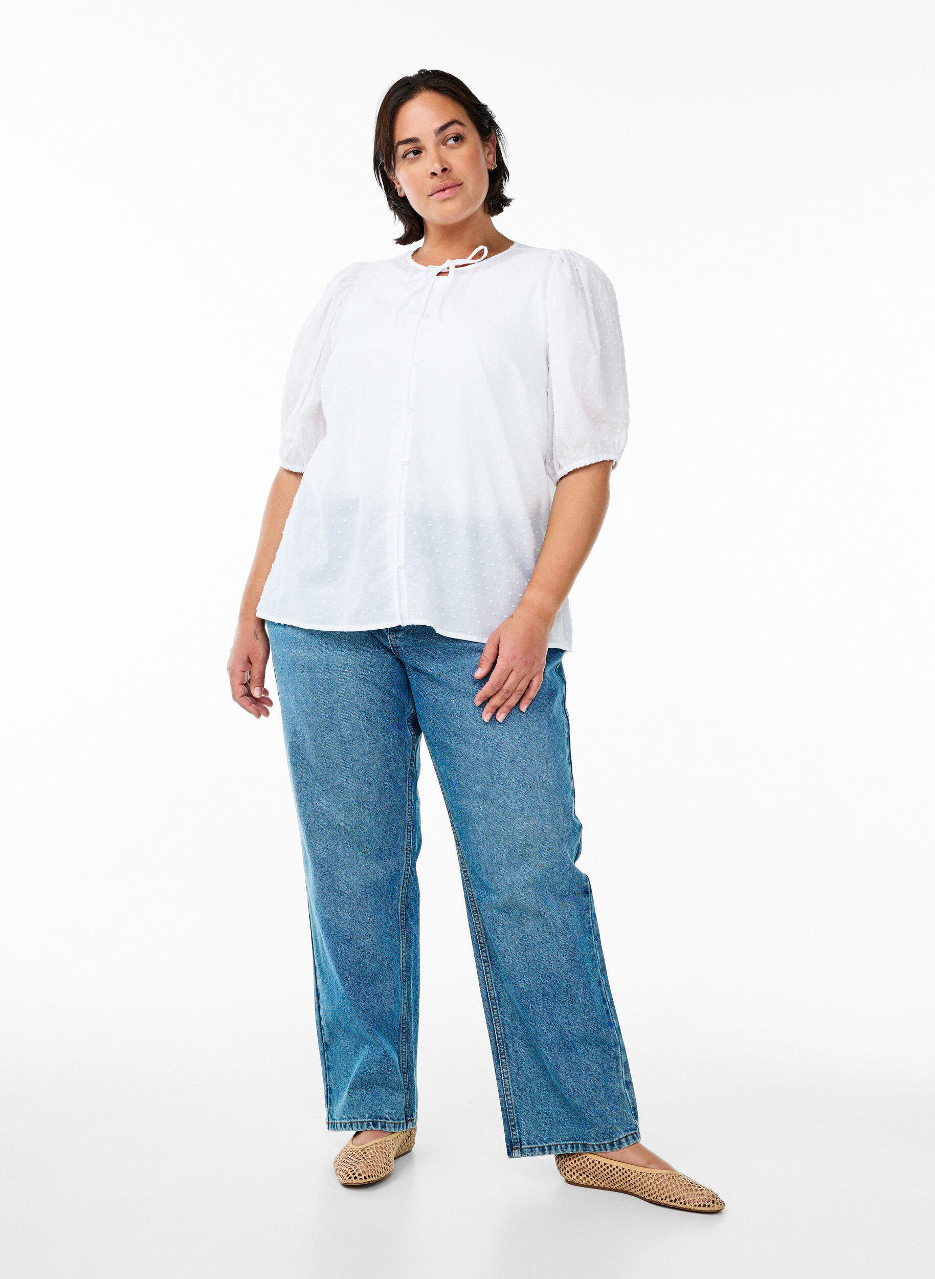 Zizzi Skjortebluse med bindeb&aring;nd og prikket tekstur, Hvid, Model image number 1