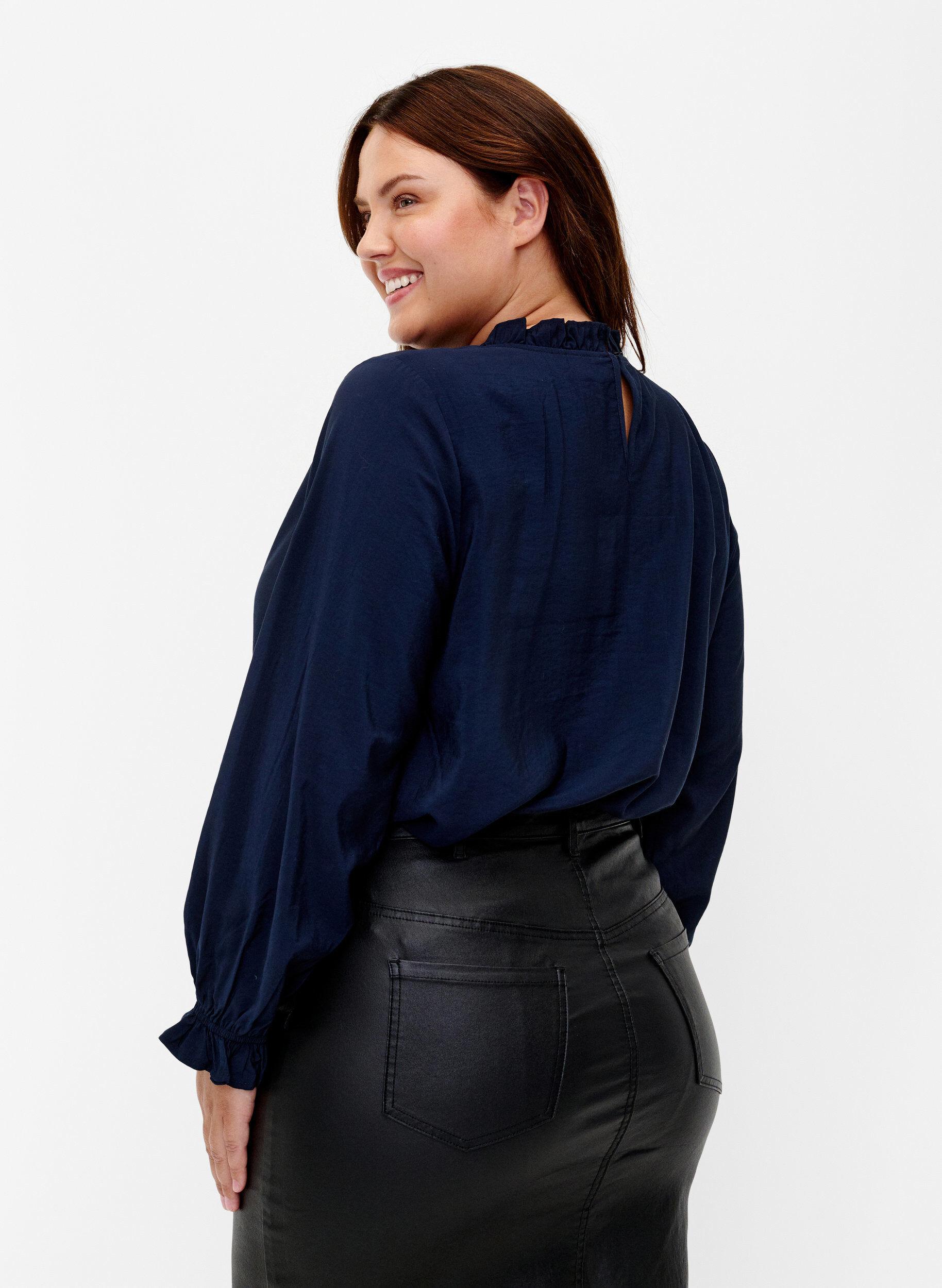 Zizzi Lang&aelig;rmet viskosebluse med fl&aelig;ser, Total Eclipse, Model image number 1