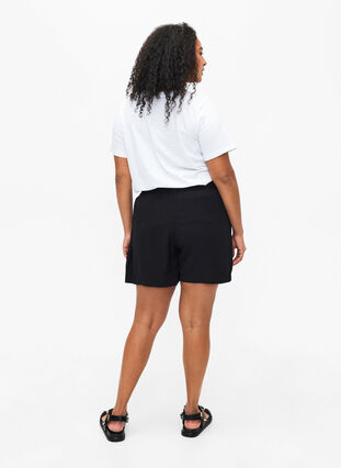 Løstsiddende shorts i viskose, Black, Model image number 1