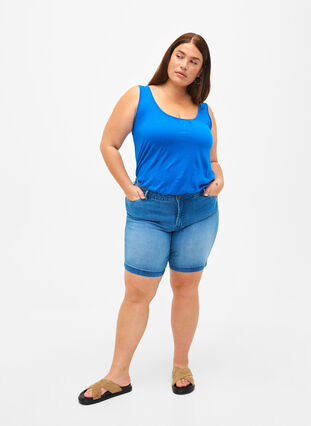 Slim fit Emily shorts med normal talje, Light blue denim, Model image number 4