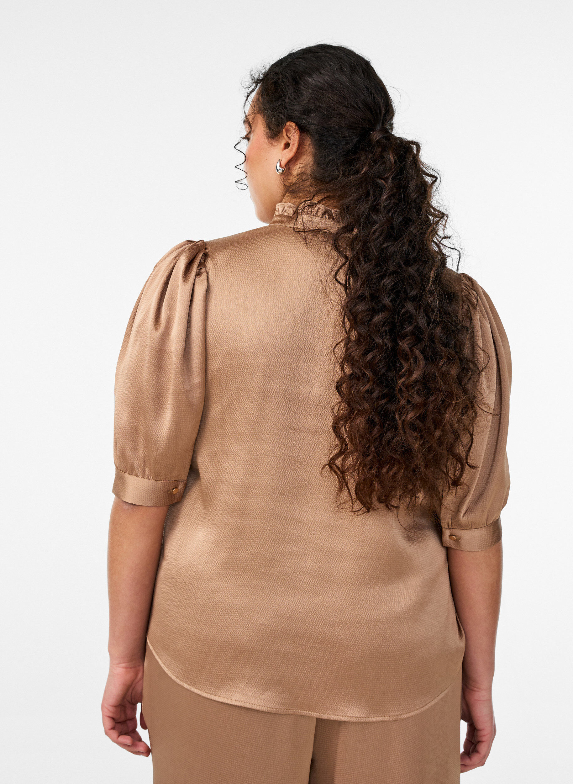 Zizzi Bluse i satin-look med 1/2 &aelig;rmer og fl&aelig;sekrave, Brun, Model image number 2