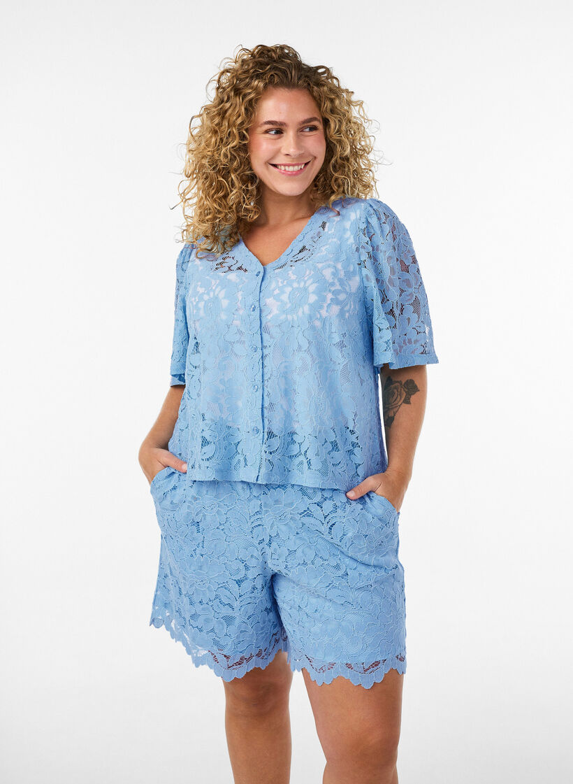 Kort&aelig;rmet blondebluse med V-udsk&aelig;ring, Bl&aring;, Model image number 0