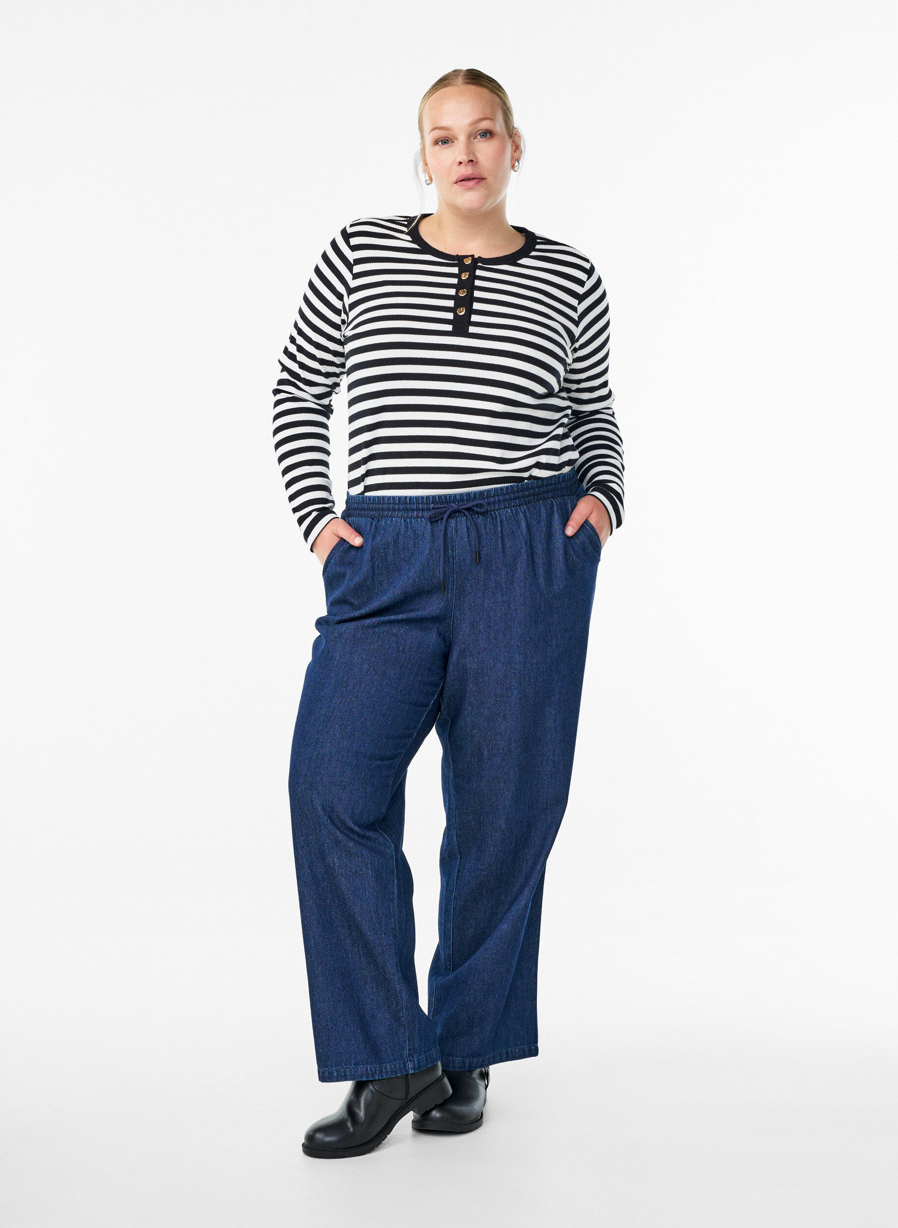 Zizzi Stribet jerseybluse med ribstruktur, Sort, Model image number 1