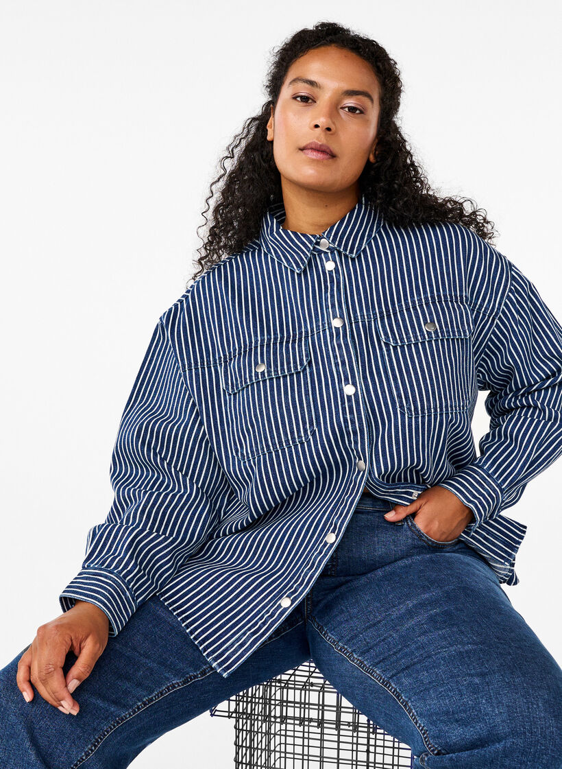 Stribet denimskjorte med brystlommer, Blue Denim Stripe, Model image number 2