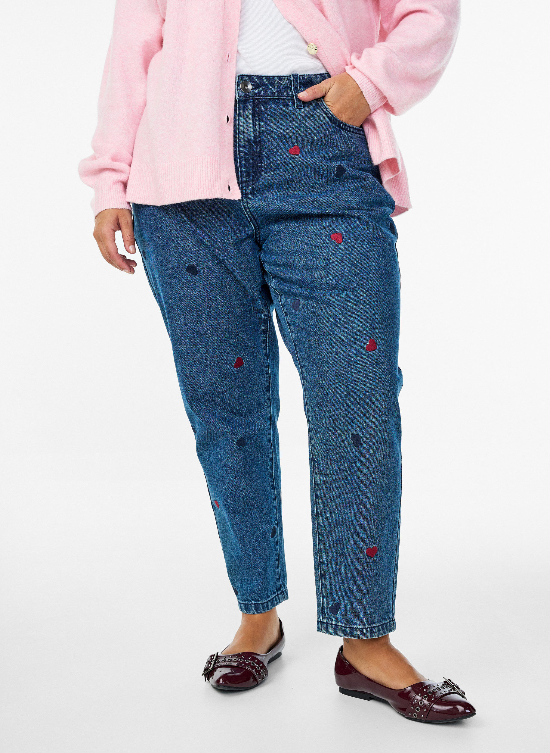 Zizzi Mille mom fit jeans med broderi, Bl&aring;, Model image number 2