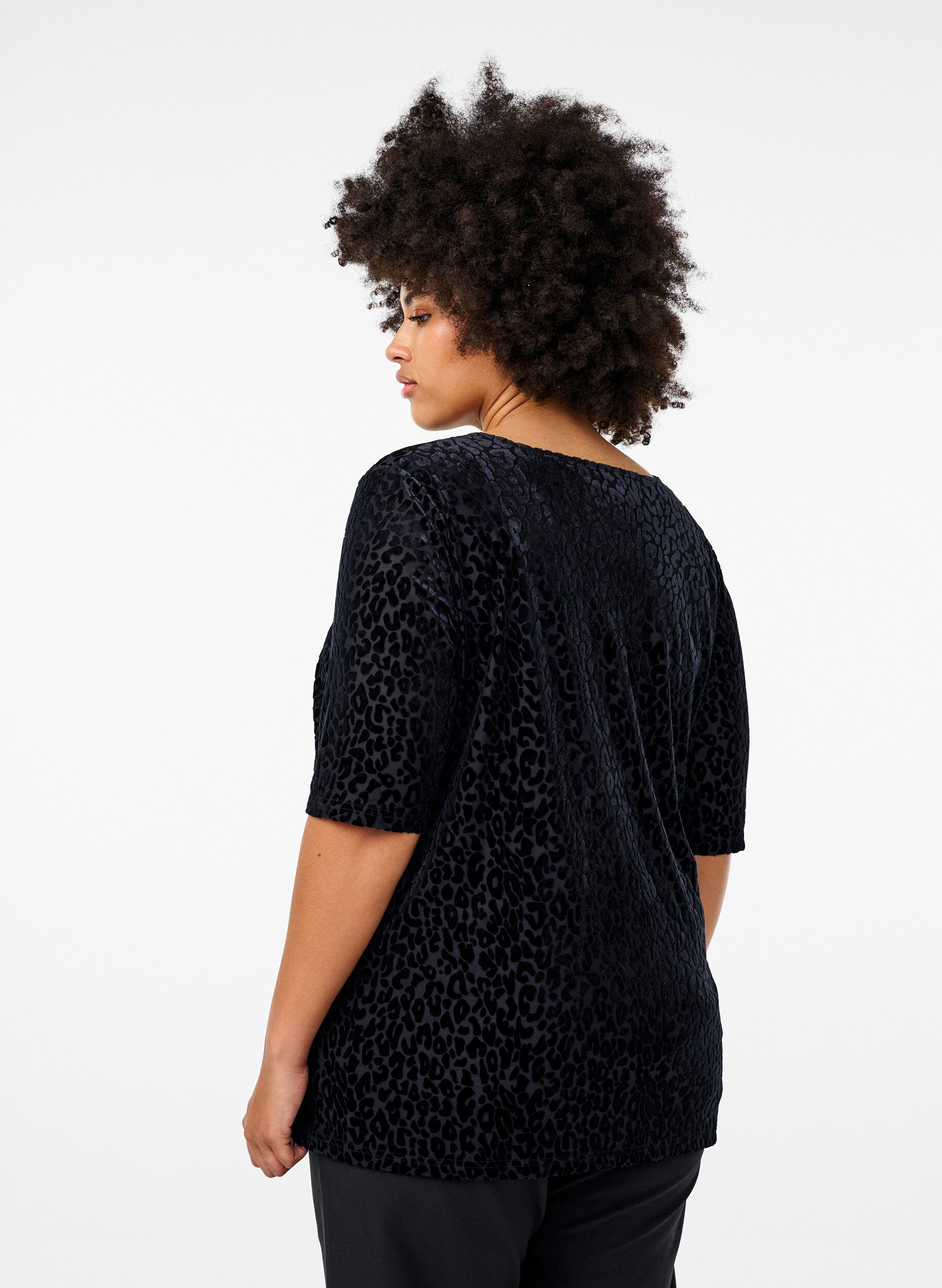 Zizzi Bluse med korte &aelig;rmer og leopardm&oslash;nster, Sort, Model image number 2