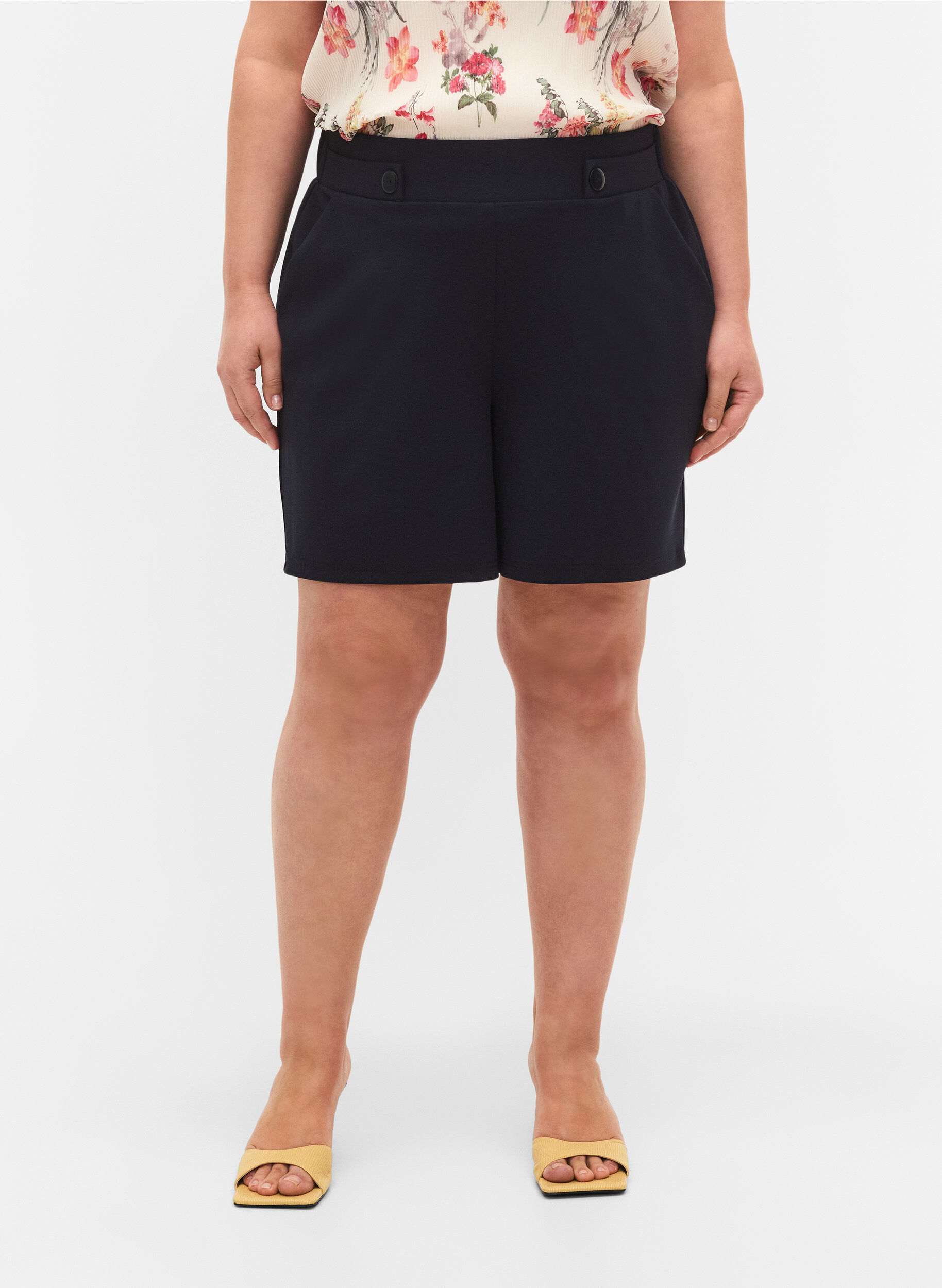 Zizzi Shorts med lommer og l&oslash;s pasform, Bl&aring;, Model image number 4