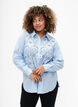 Skjorte i bomuld med broderi anglaise, Chambray Blue, Model image number 0