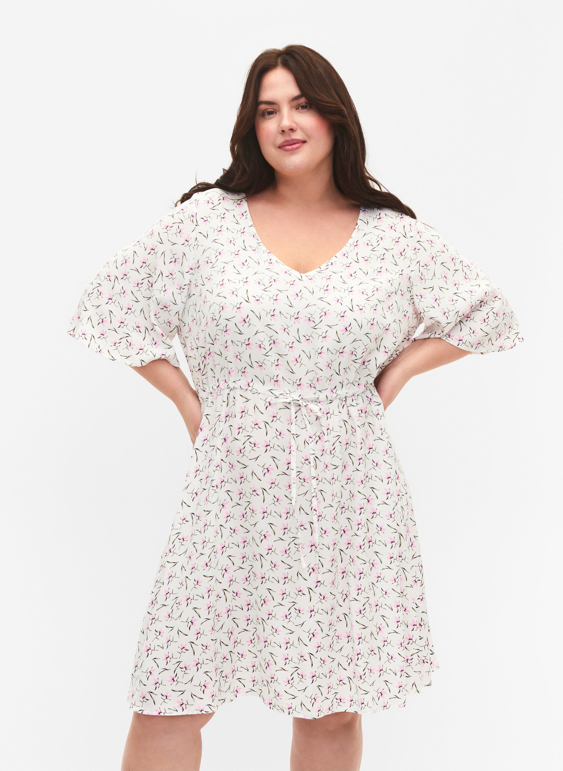 Zizzi Kjole med 1/2 &aelig;rmer og blomsterprint i viskose, White Purple Flower, Model image number 0