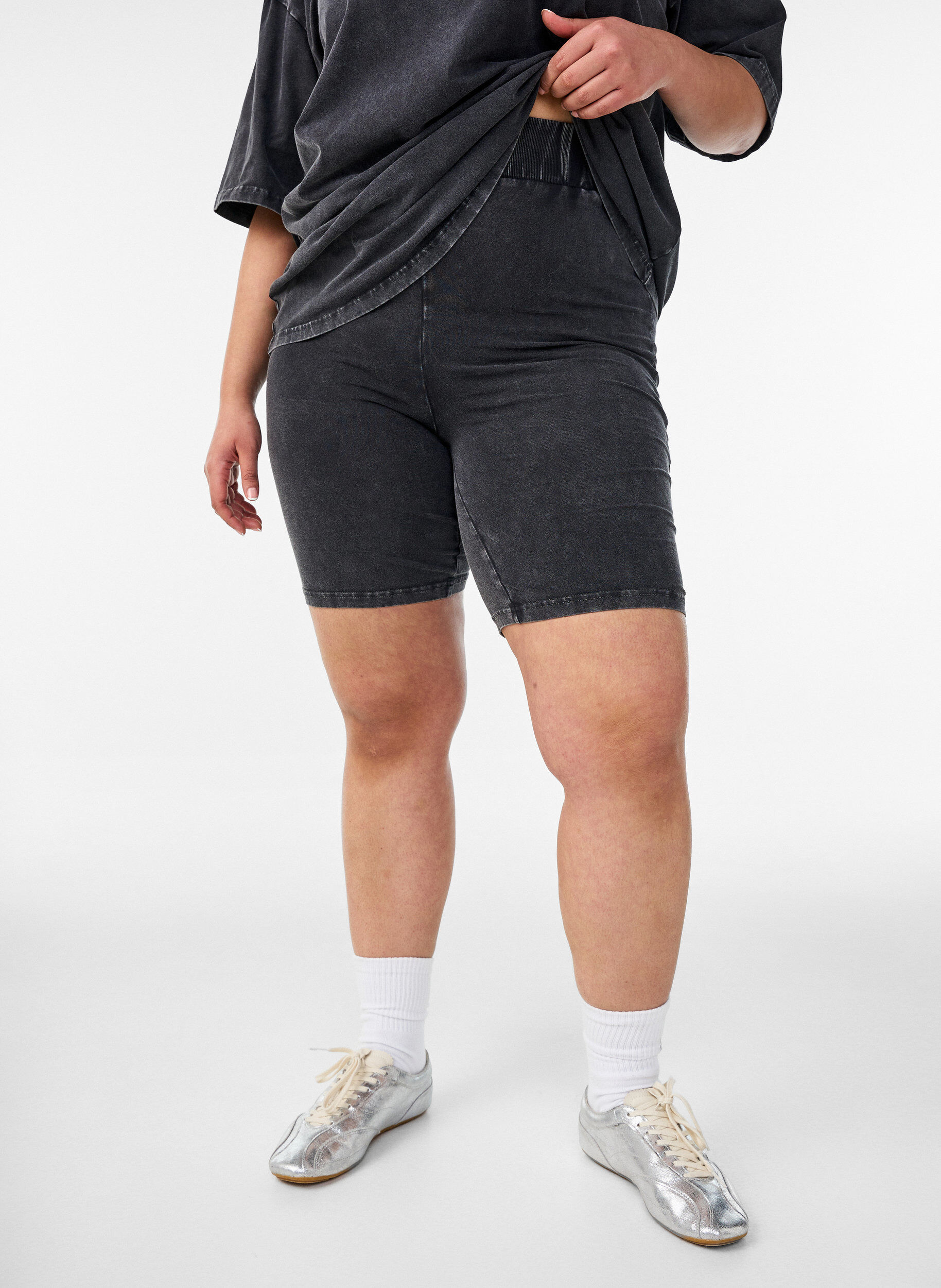 Zizzi T&aelig;tsiddende jerseyshorts med washed effekt, Sort, Model image number 3