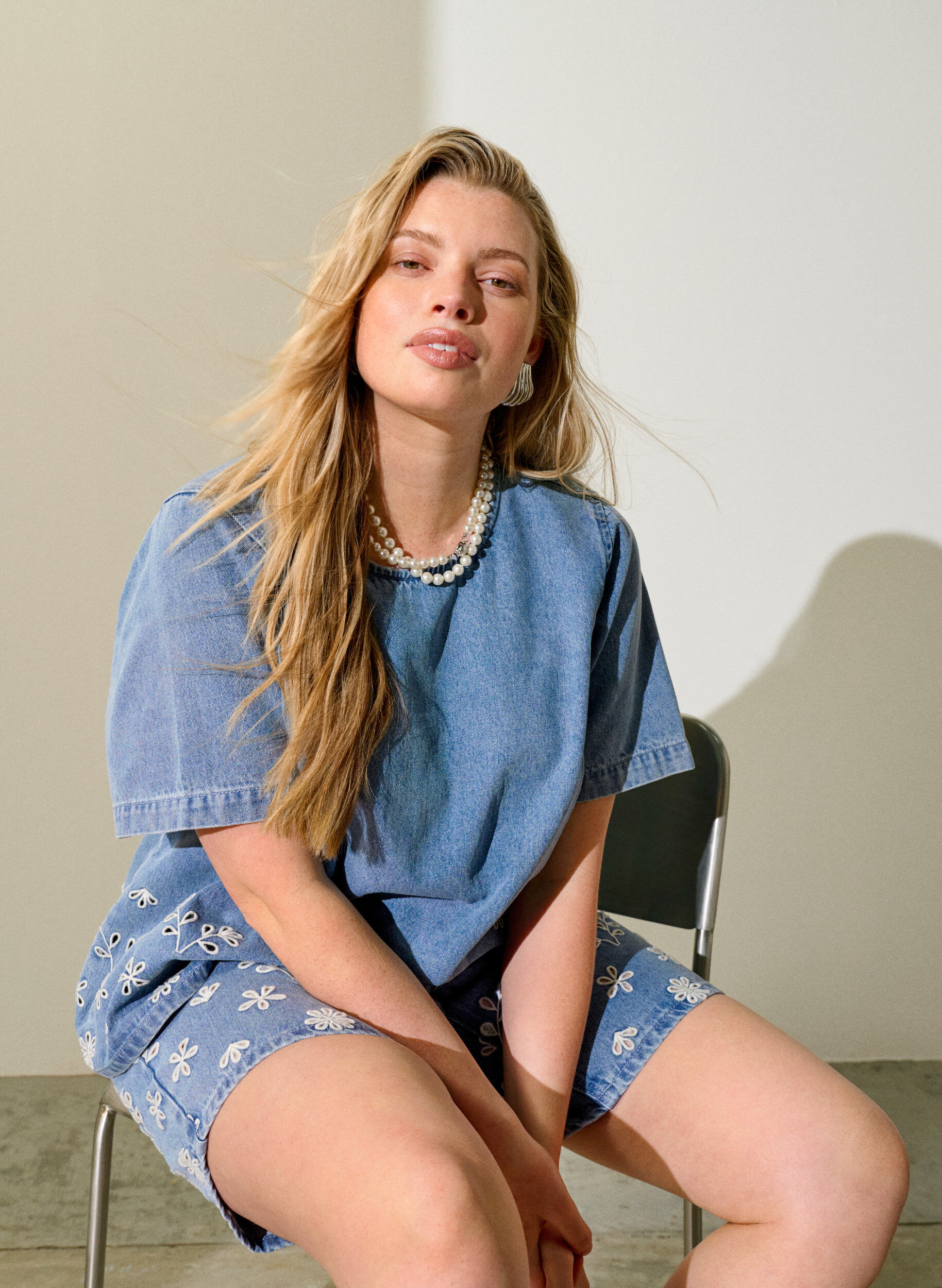 Kort&aelig;rmet denimbluse med broderie anglaise