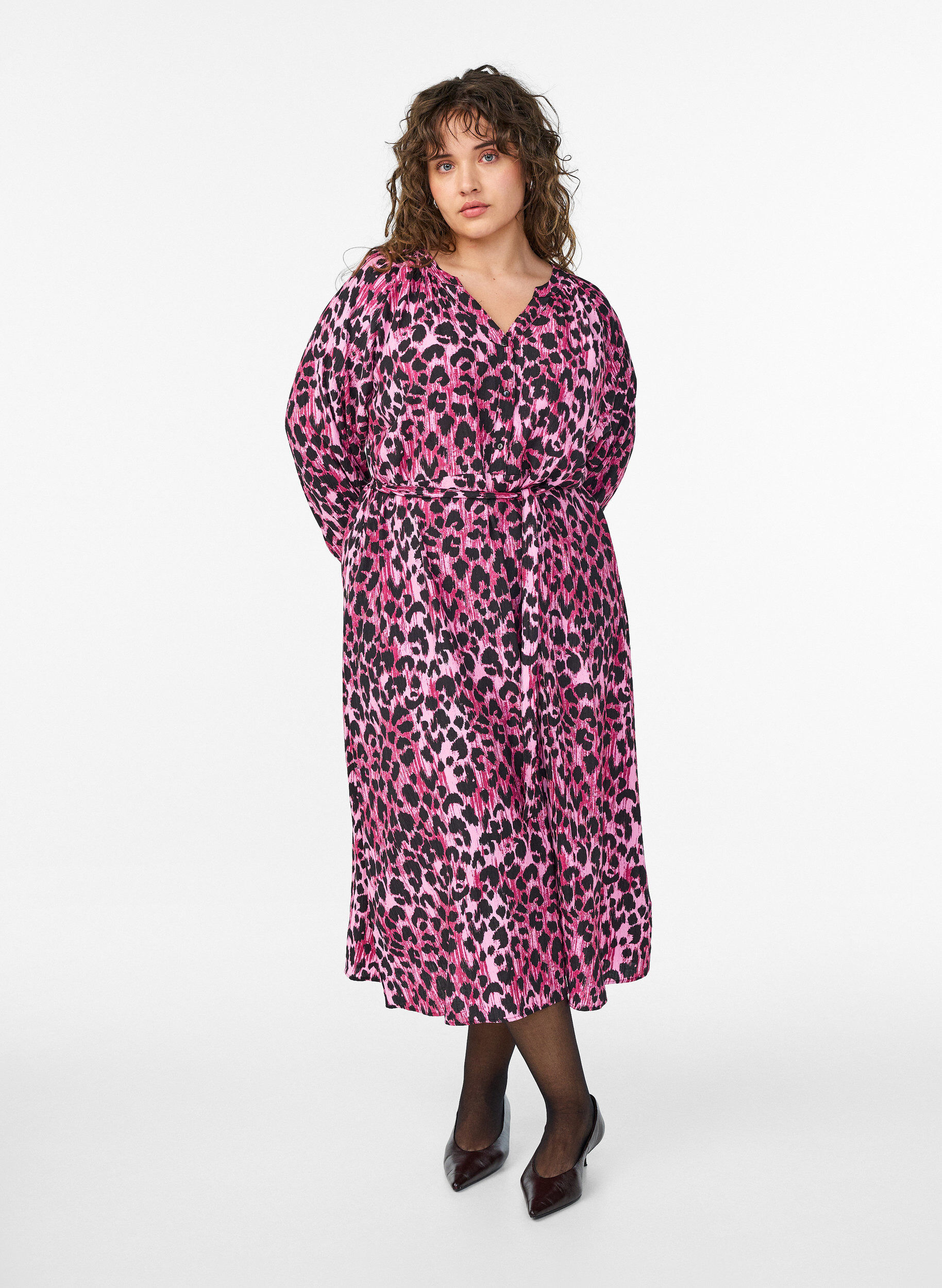 Midikjole med knaplukning og bindeb&aring;nd, Lyser&oslash;d, Model