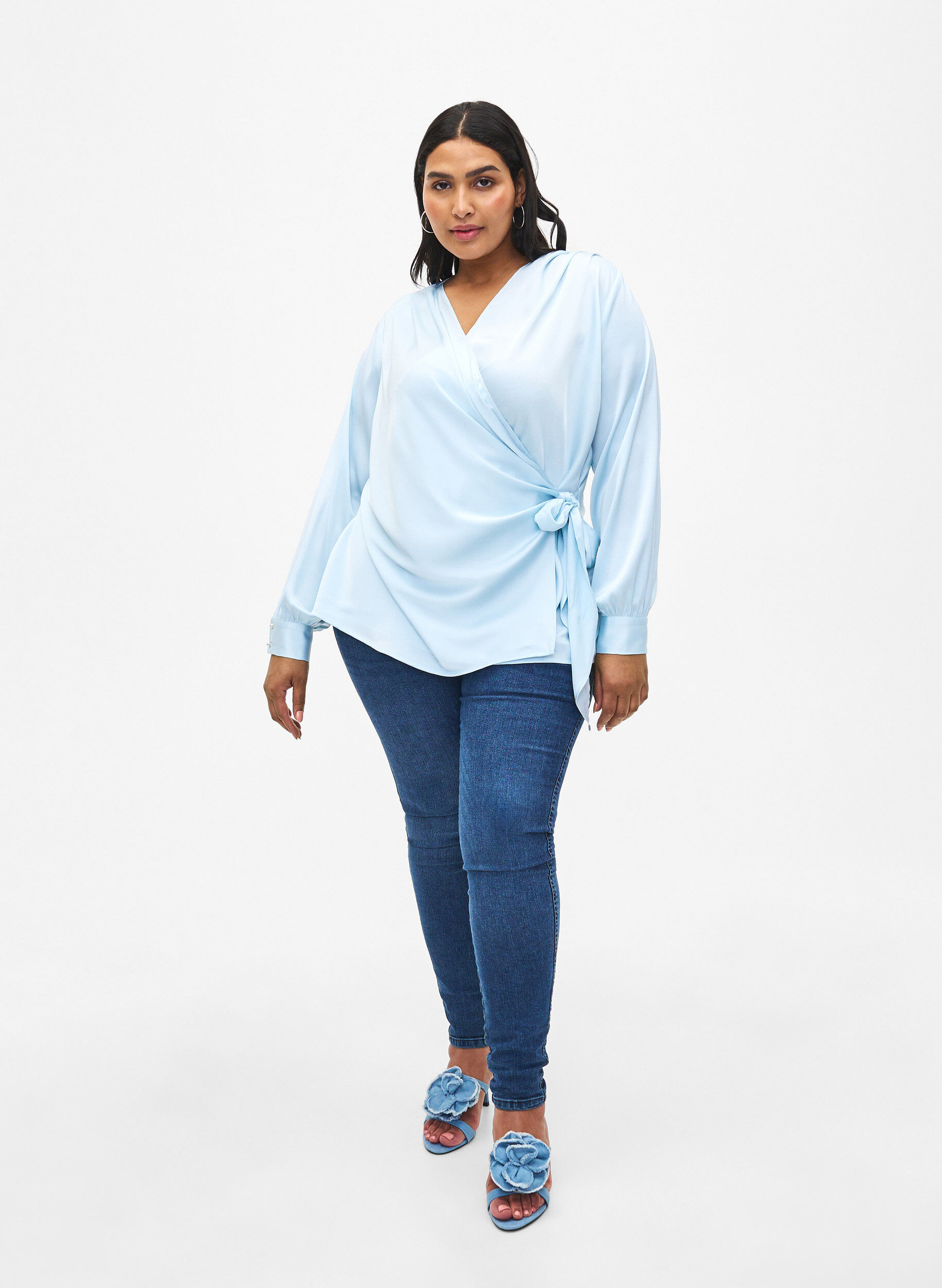 Zizzi Festbluse i satin med wrap, Delicate Blue, Model image number 2