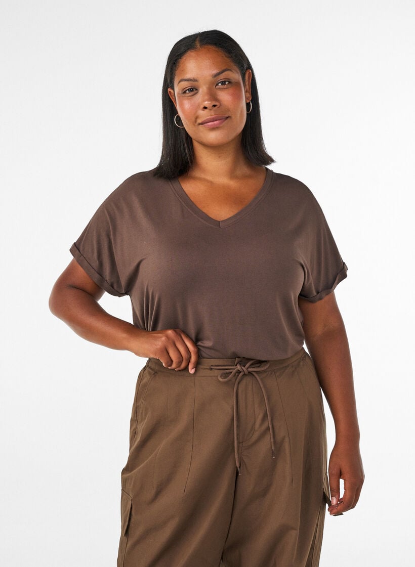 Basis T-shirt i viskose med V-hals, Brun, Model image number 0