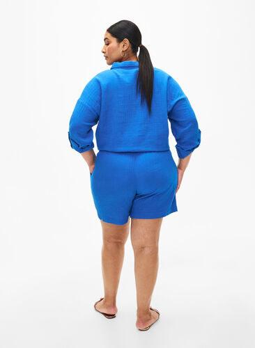 Shorts i bomuldsmusselin med lommer, Victoria blue, Model image number 1