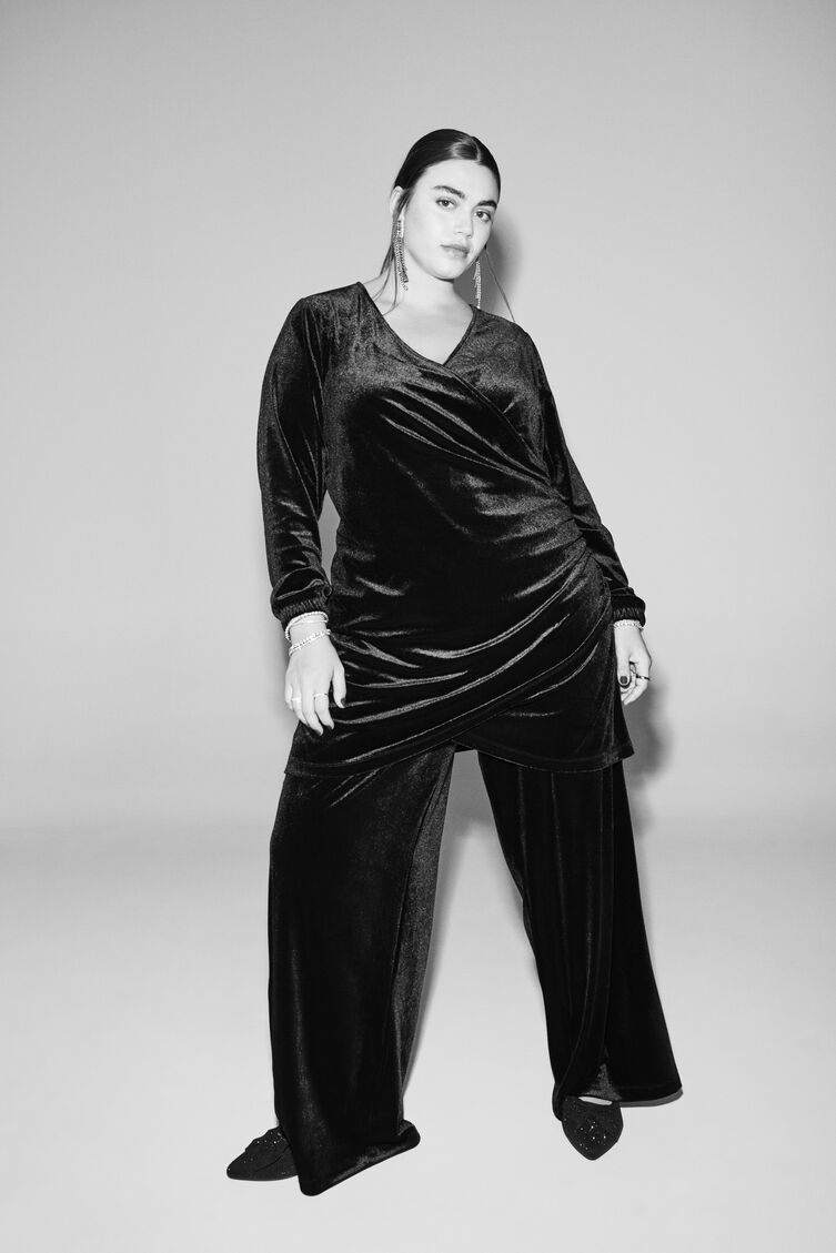 Veloursæt med detaljer, , Model