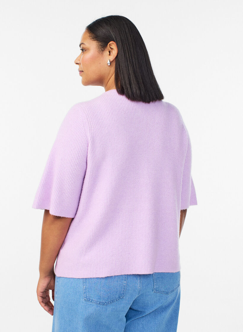 Strikcardigan med korte &aelig;rmer og blanke kugleknapper, Lilla, Model