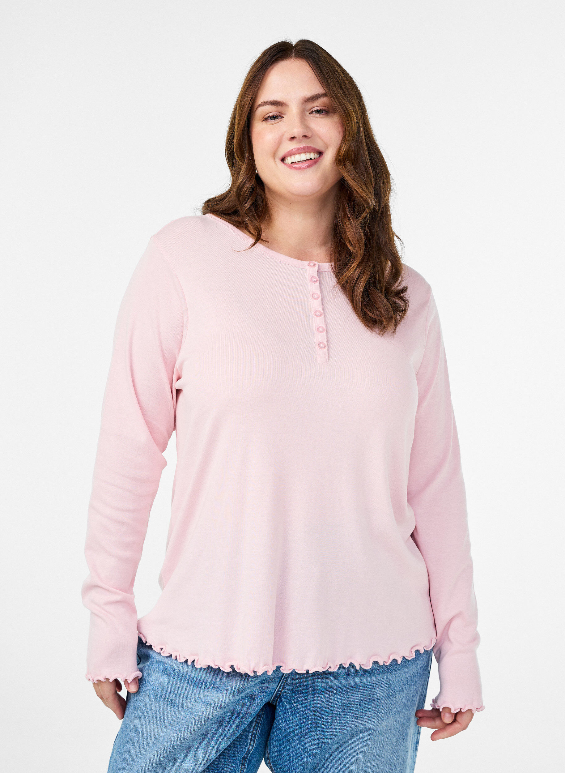 Jerseybluse med knapper og b&oslash;lgede kanter, Lyser&oslash;d, Model