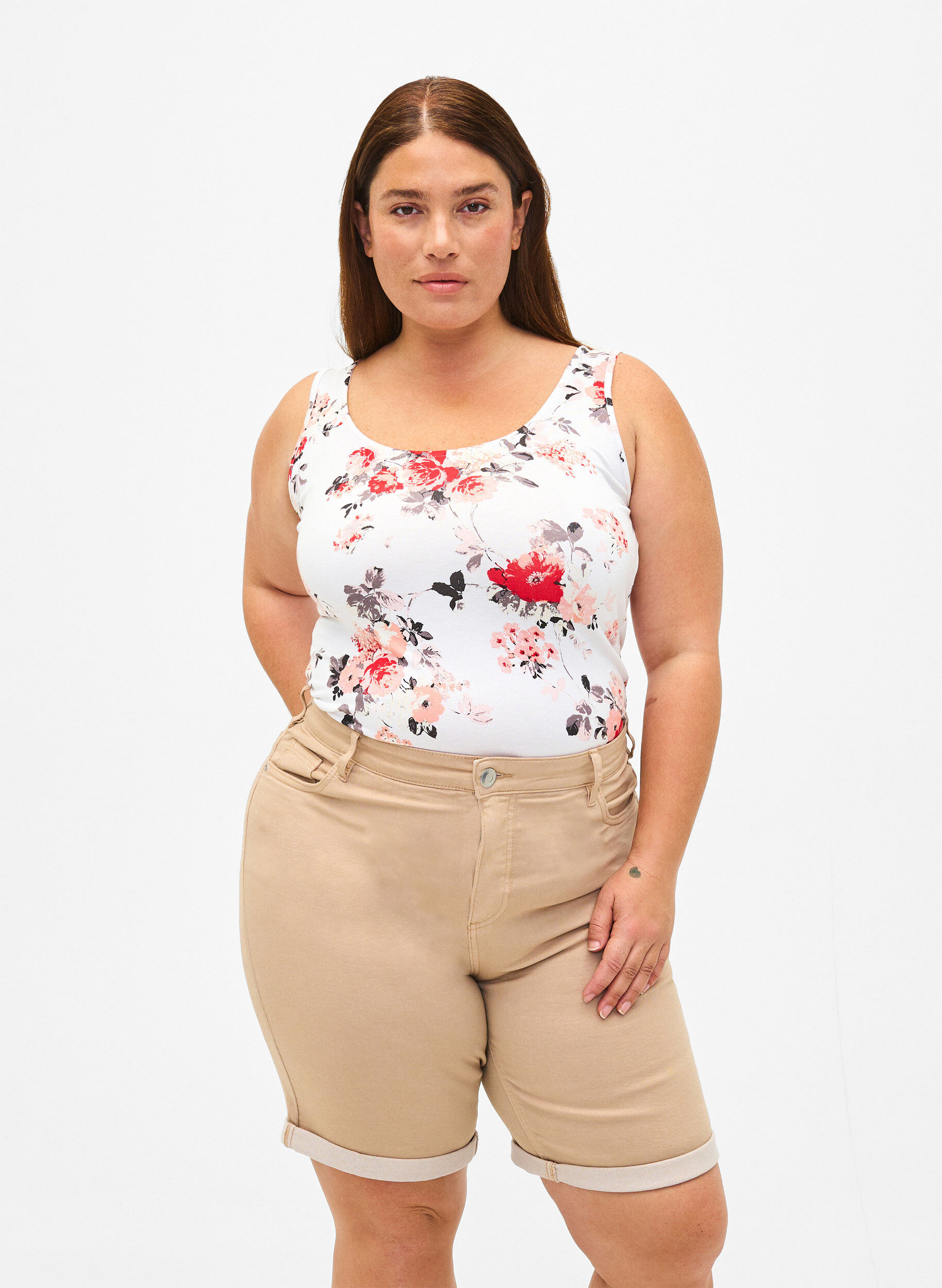 Zizzi T&aelig;tsiddende denimshorts med h&oslash;j talje, Nomad, Model image number 0