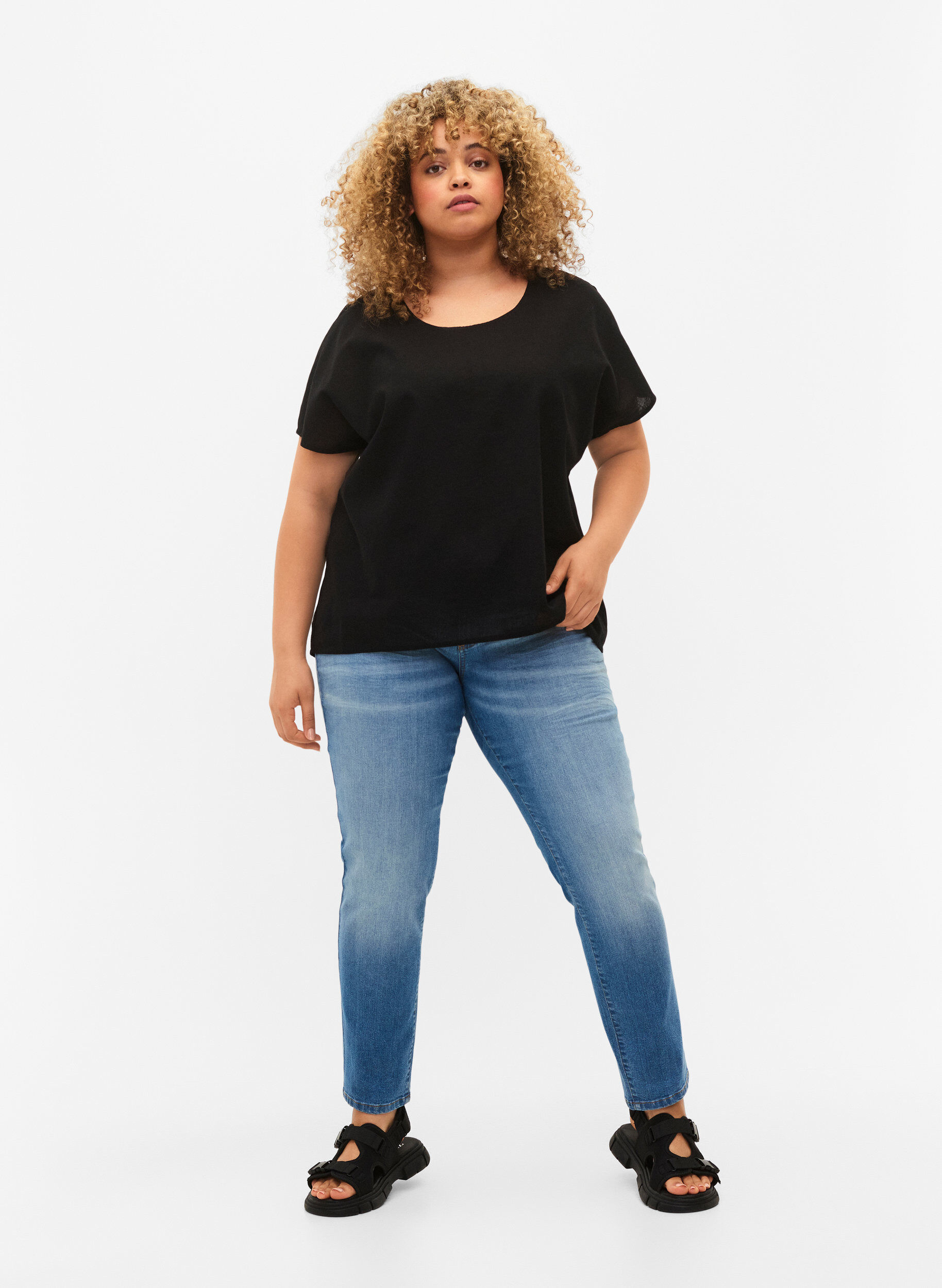 Zizzi Kort&aelig;rmet bluse i bomuldsmix med h&oslash;r, Black, Model image number 2