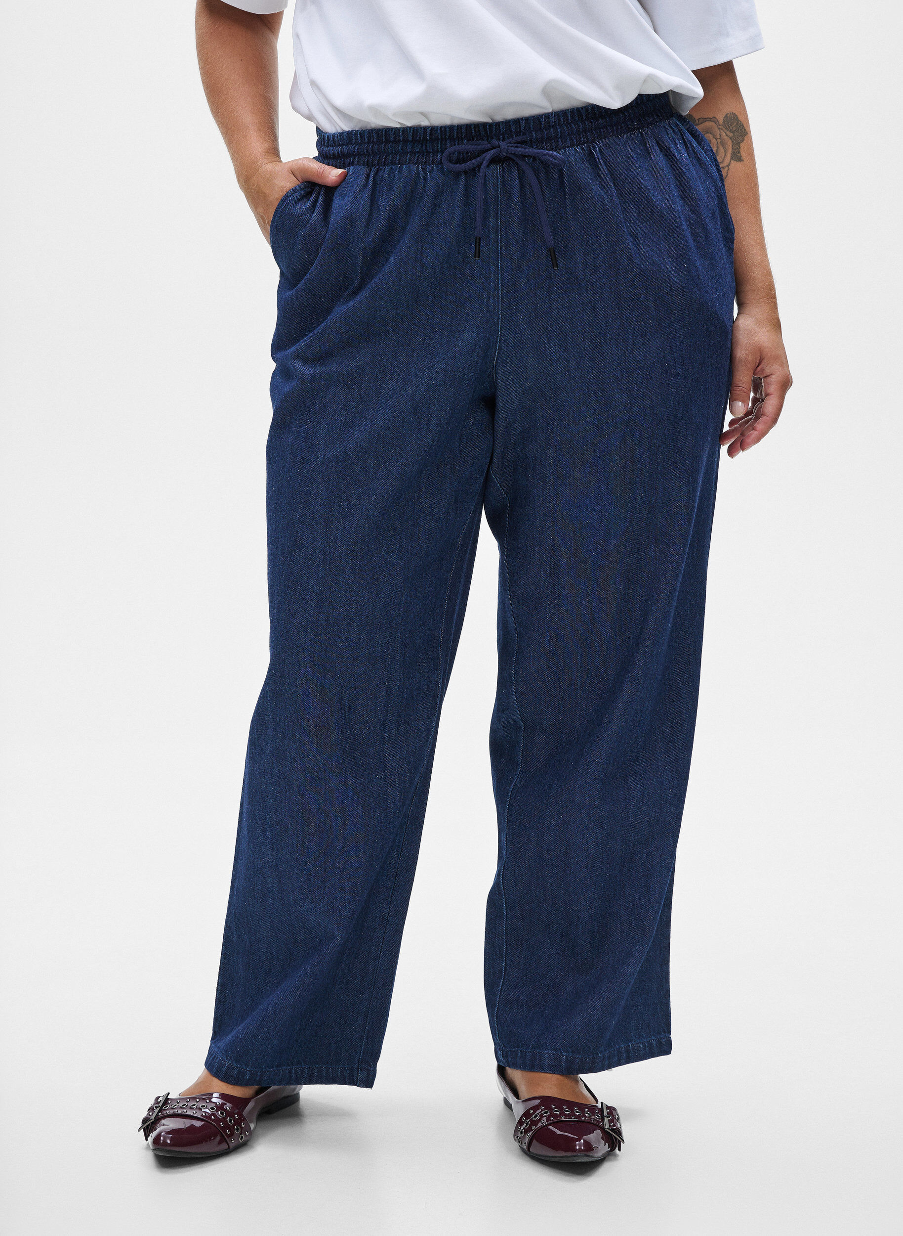 ZizziStraight fit jeans med elastik i taljen, Bl&aring;, Model image number 2
