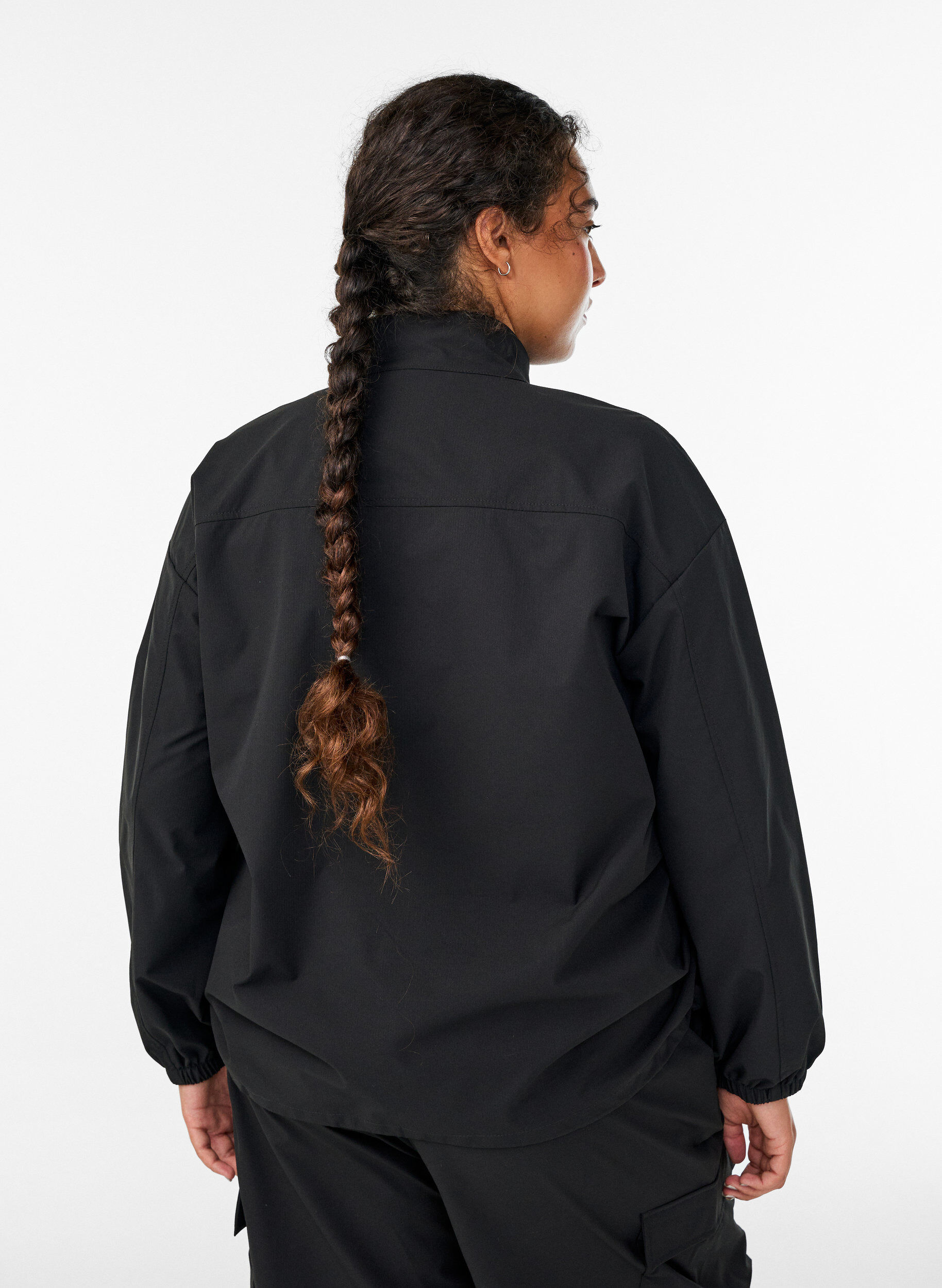 Zizzi Sporty anorak med refleksdetaljer og lommer, Sort, Model image number 2