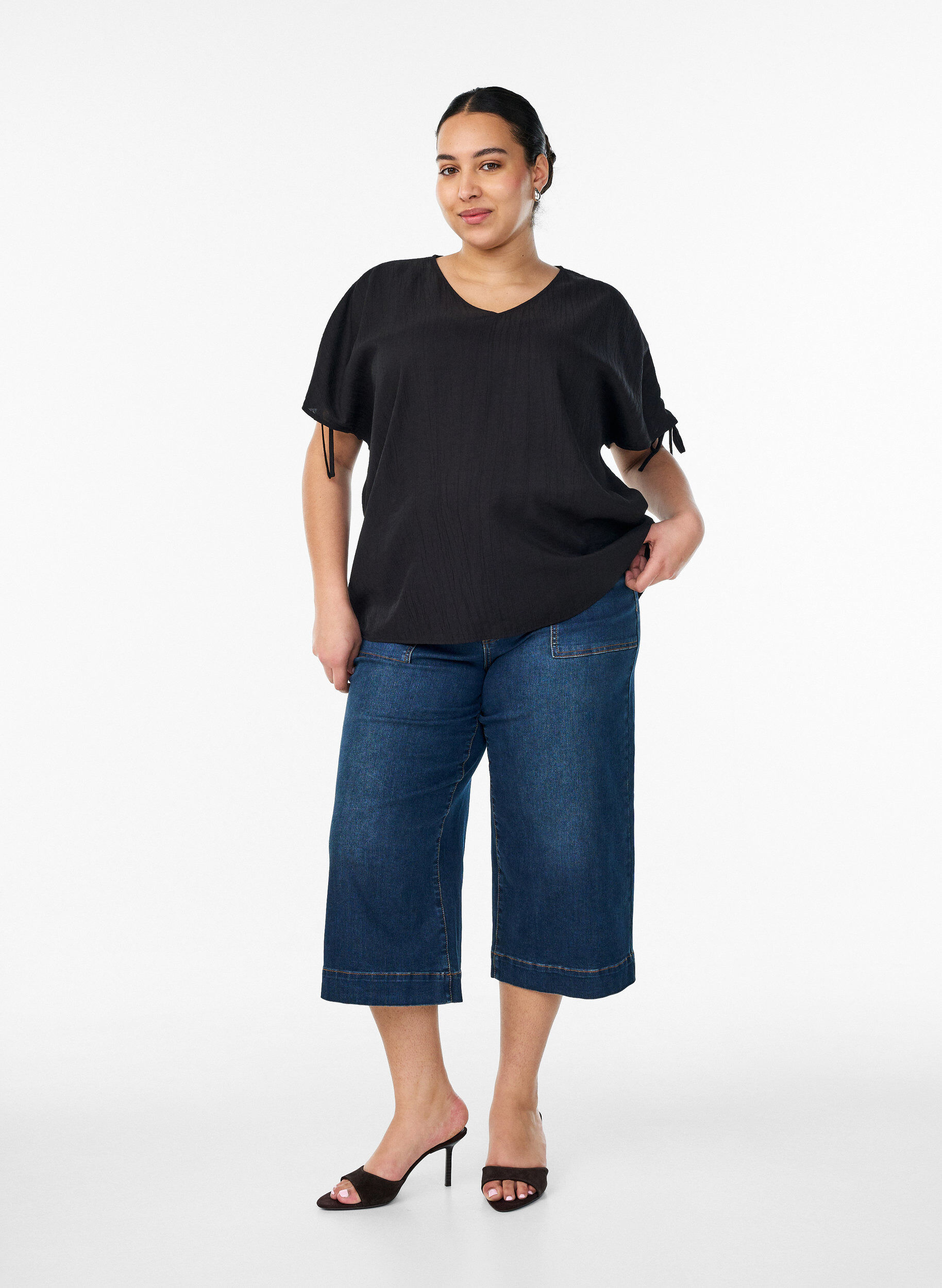 Zizzi Viskosebluse med rynkede &aelig;rmer, Sort, Model image number 1