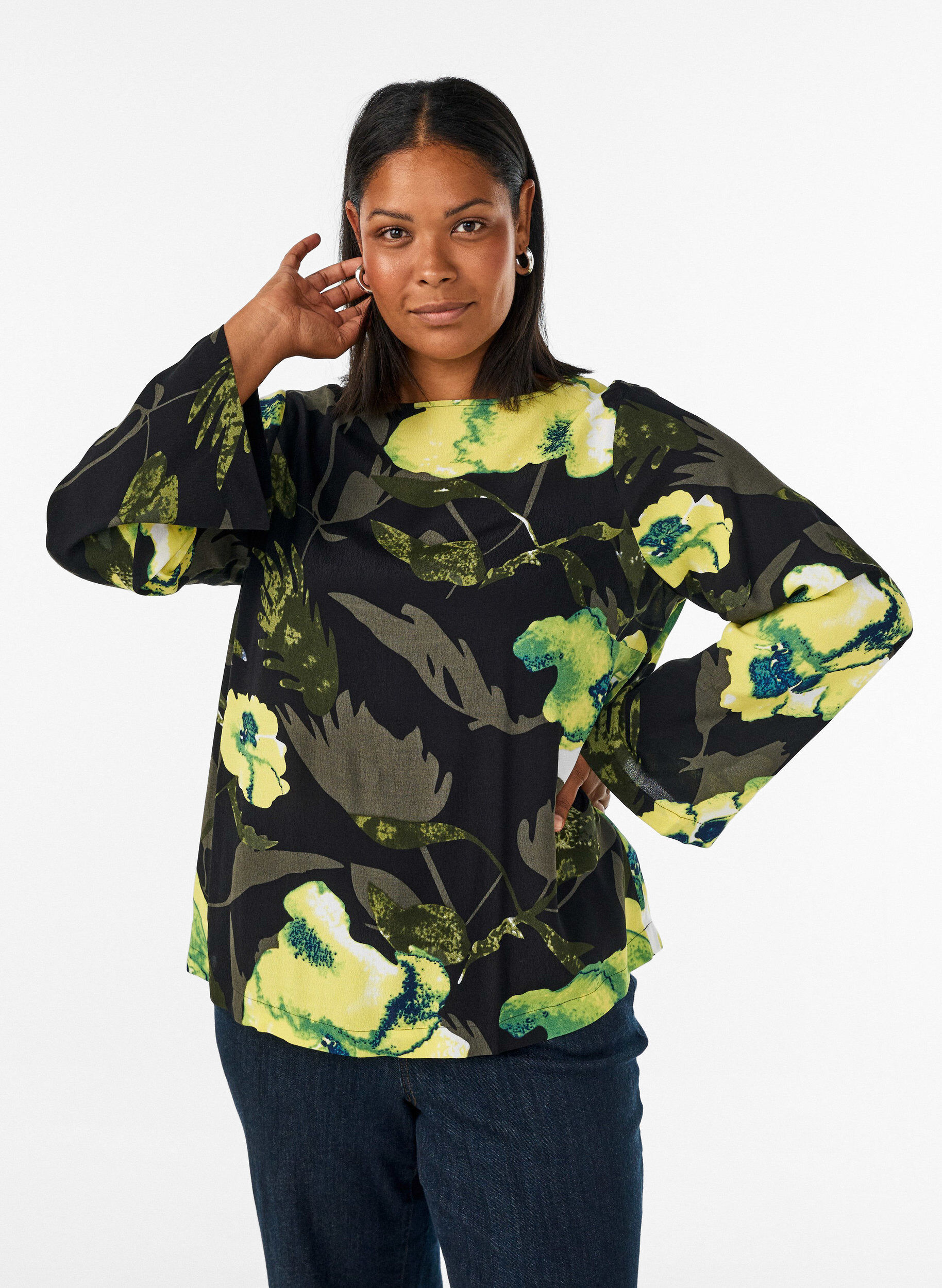 Blomstret bluse med b&aring;dudsk&aelig;ring og brede &aelig;rmer, Sort, Model