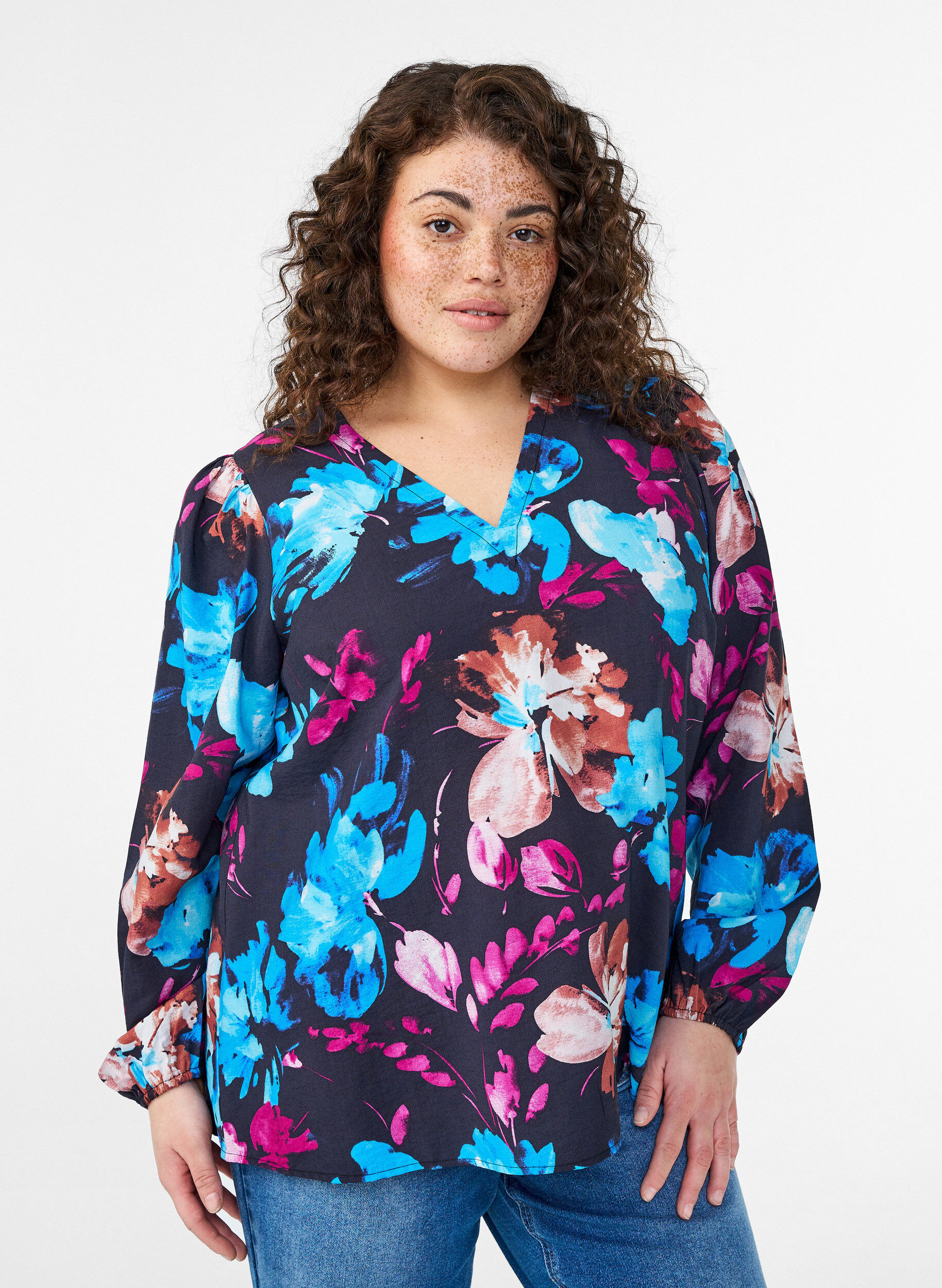 Viskosebluse med blomsterprint og lange &aelig;rmer, Sort, Model
