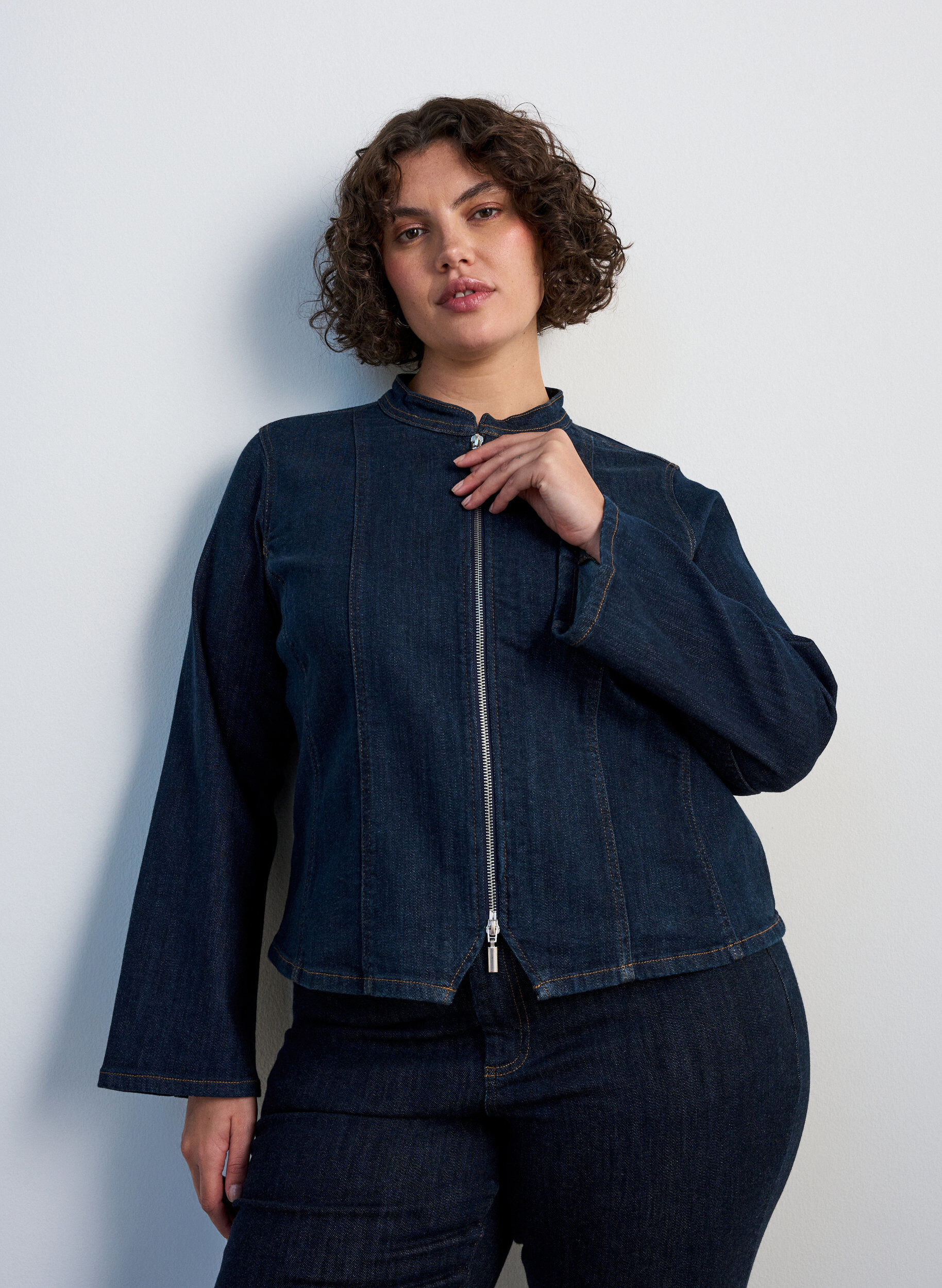 Figursyet denimjakke med lynl&aring;s, Bl&aring;, Model