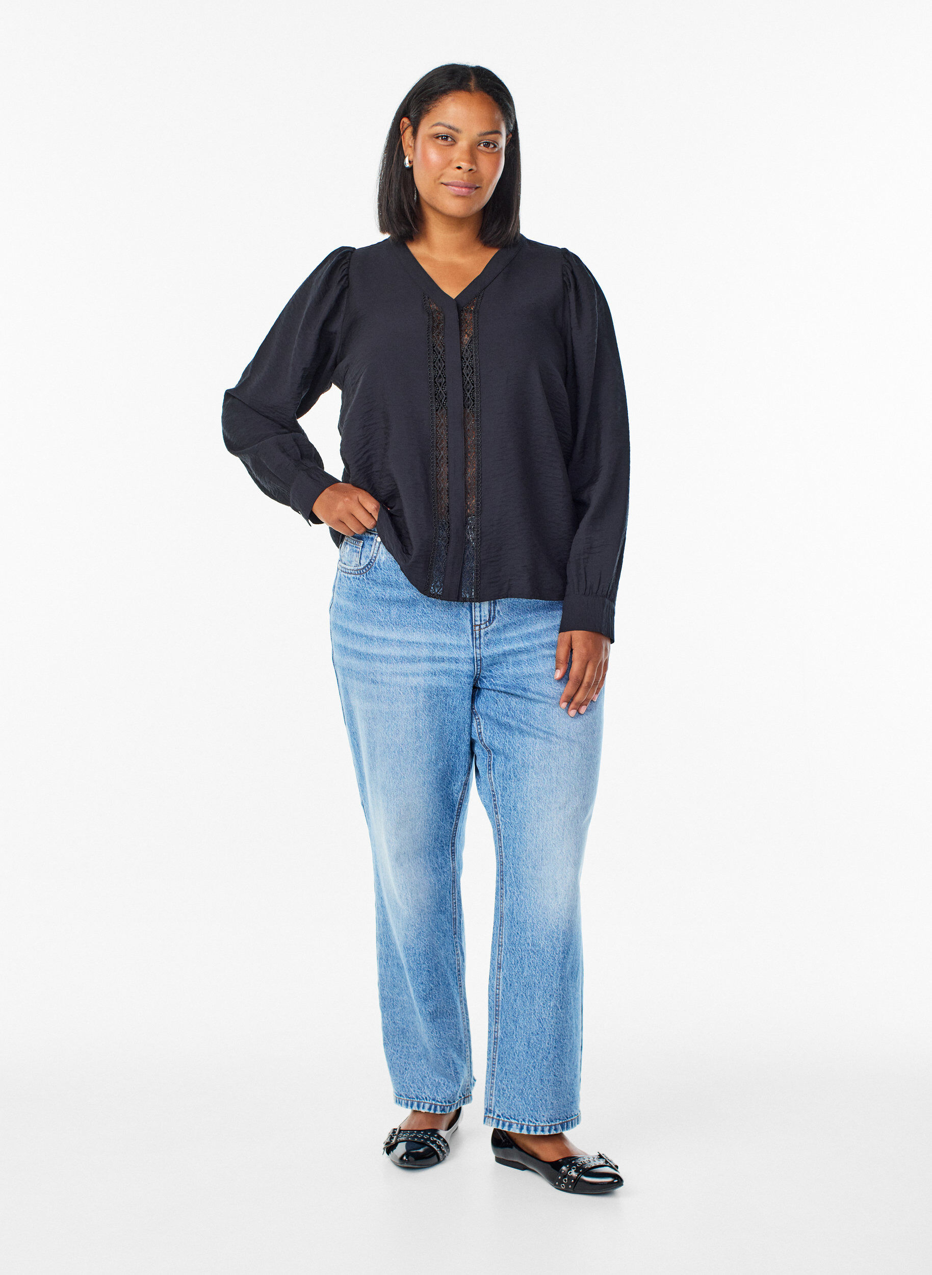 Zizzi Bluse med V-hals og broderede b&aring;nd, Sort, Model image number 1