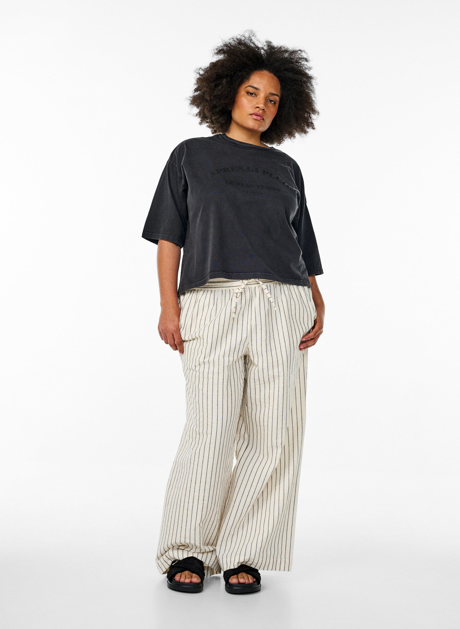 Zizzi Kort t-shirt med loose fit, Gr&aring;, Model image number 1