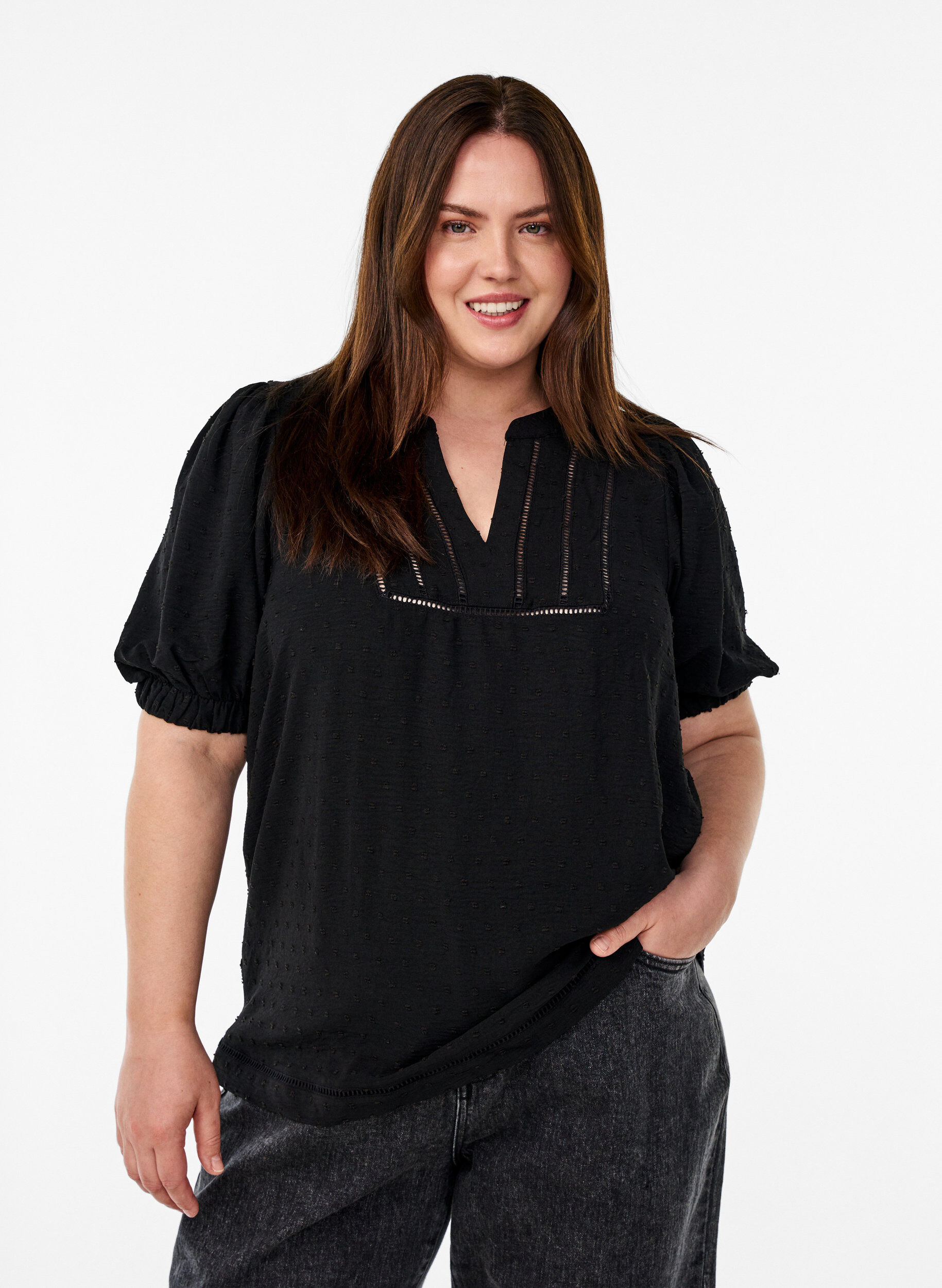 Zizzi Bluse med korte puf&aelig;rmer og prikket tekstur, Black, Model image number 0