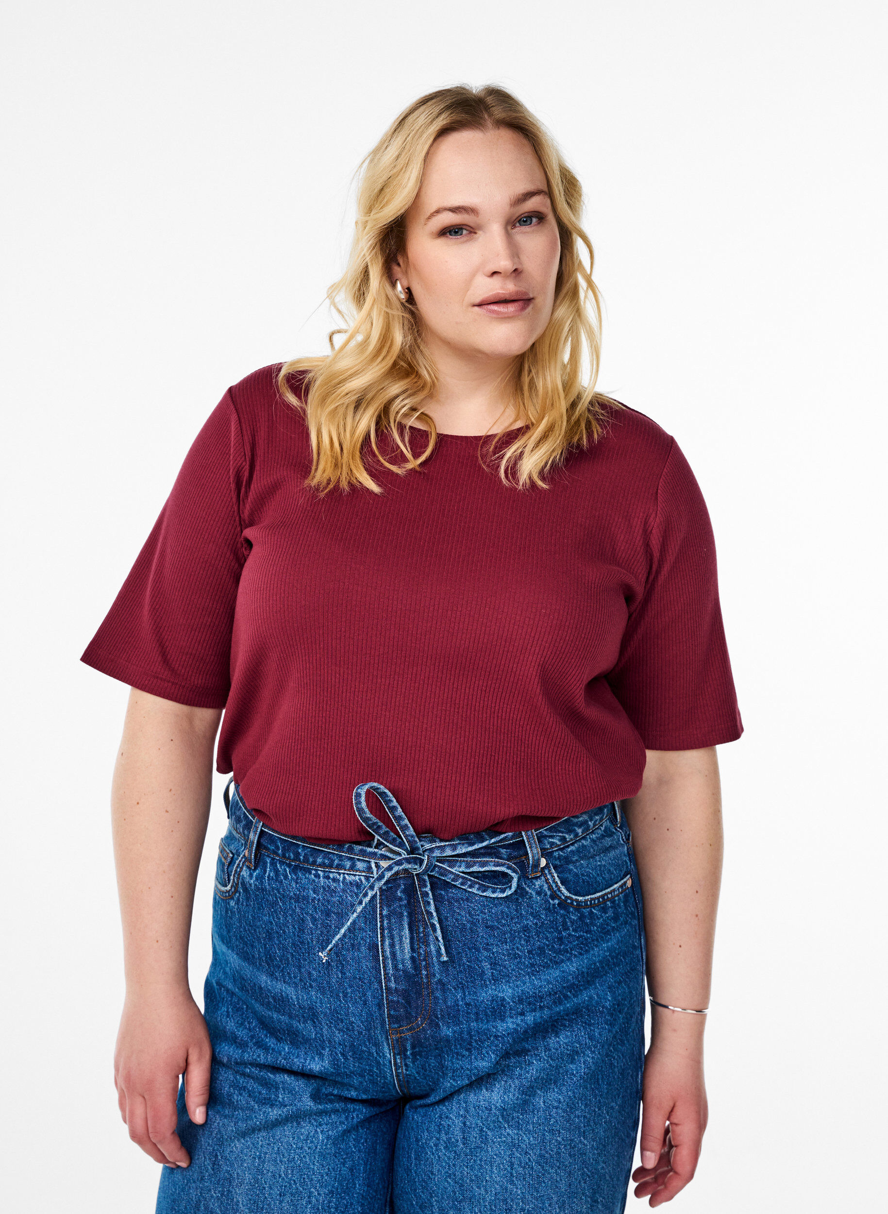Zizzi Ribbet jerseybluse med korte &aelig;rmer, M&oslash;rk Bordeaux, Model image number 0