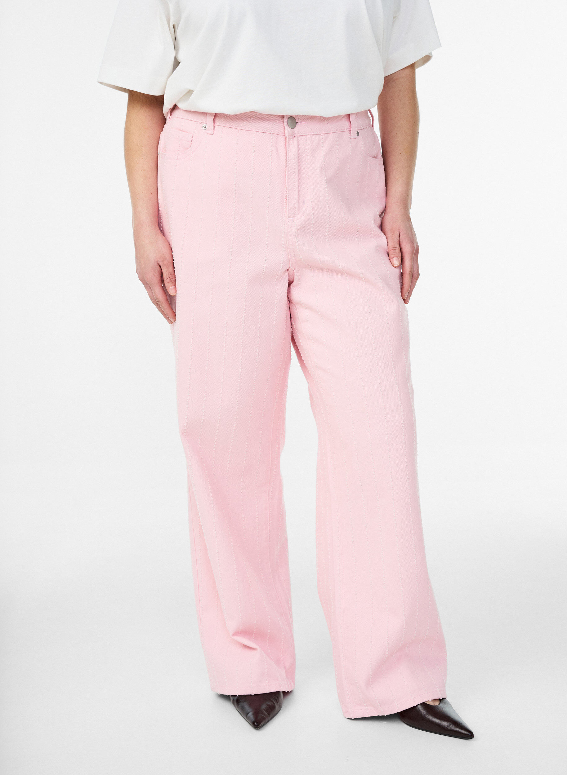 Zizzi Myra jeans i farvet denim med wide fit og teksturm&oslash;nster, Lyser&oslash;d, Model image number 2