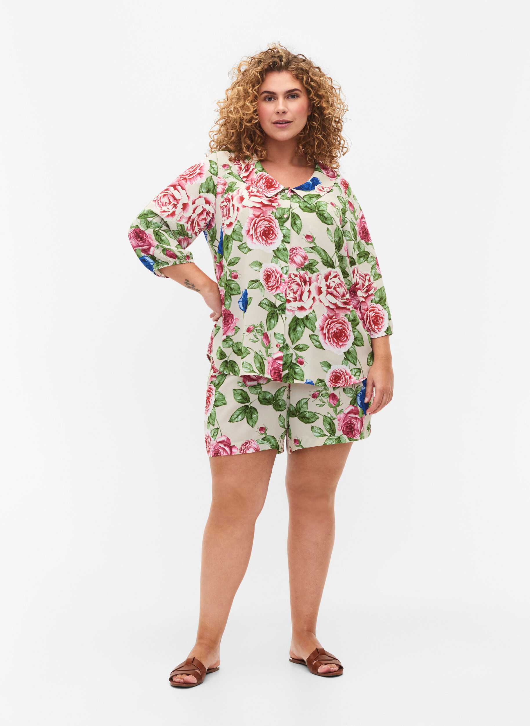 Zizzi Shorts med blomsterprint, Bright Flower , Model image number 3