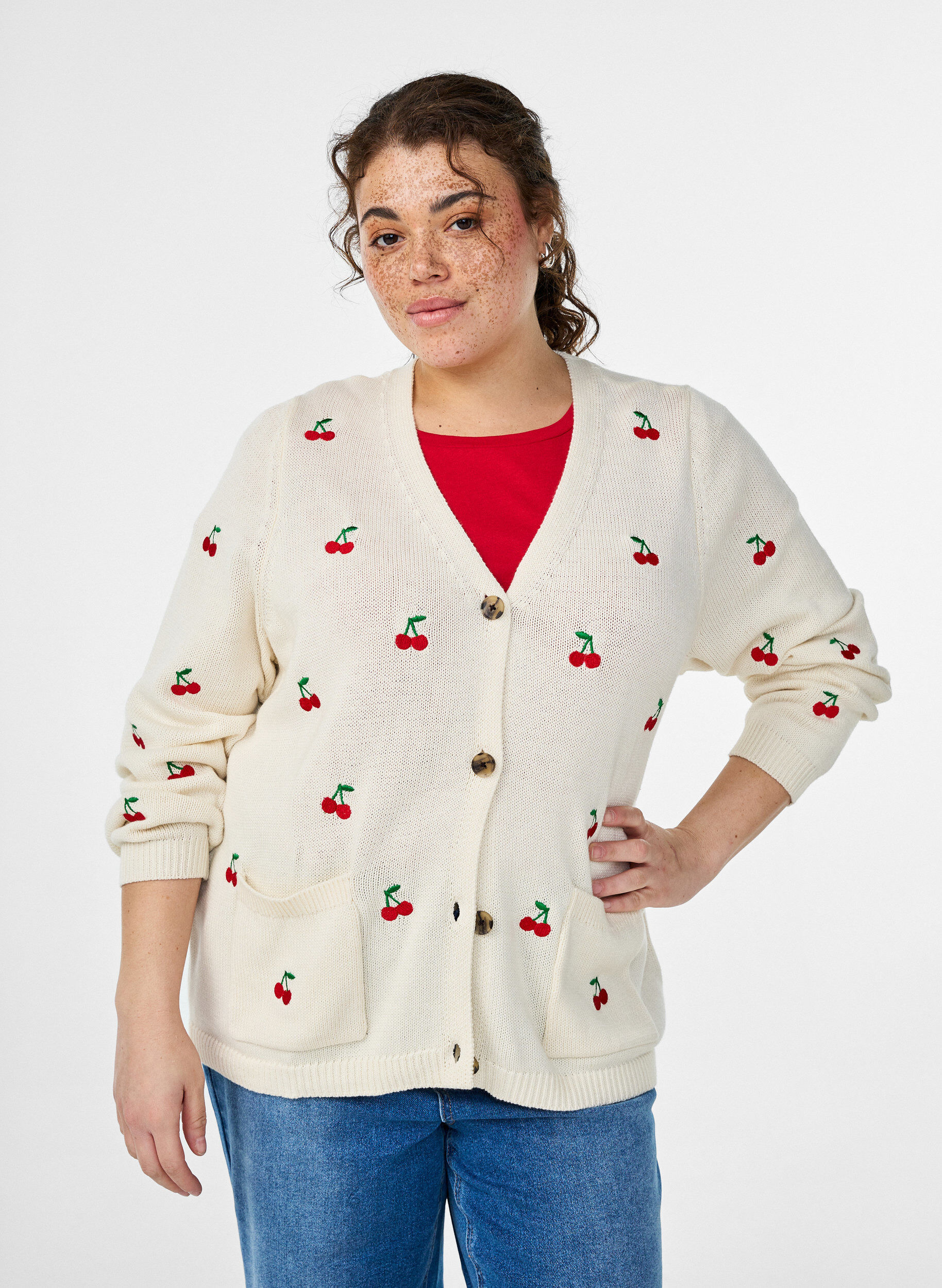 Strikket cardigan med kirseb&aelig;rbroderi, Vanilla, Model
