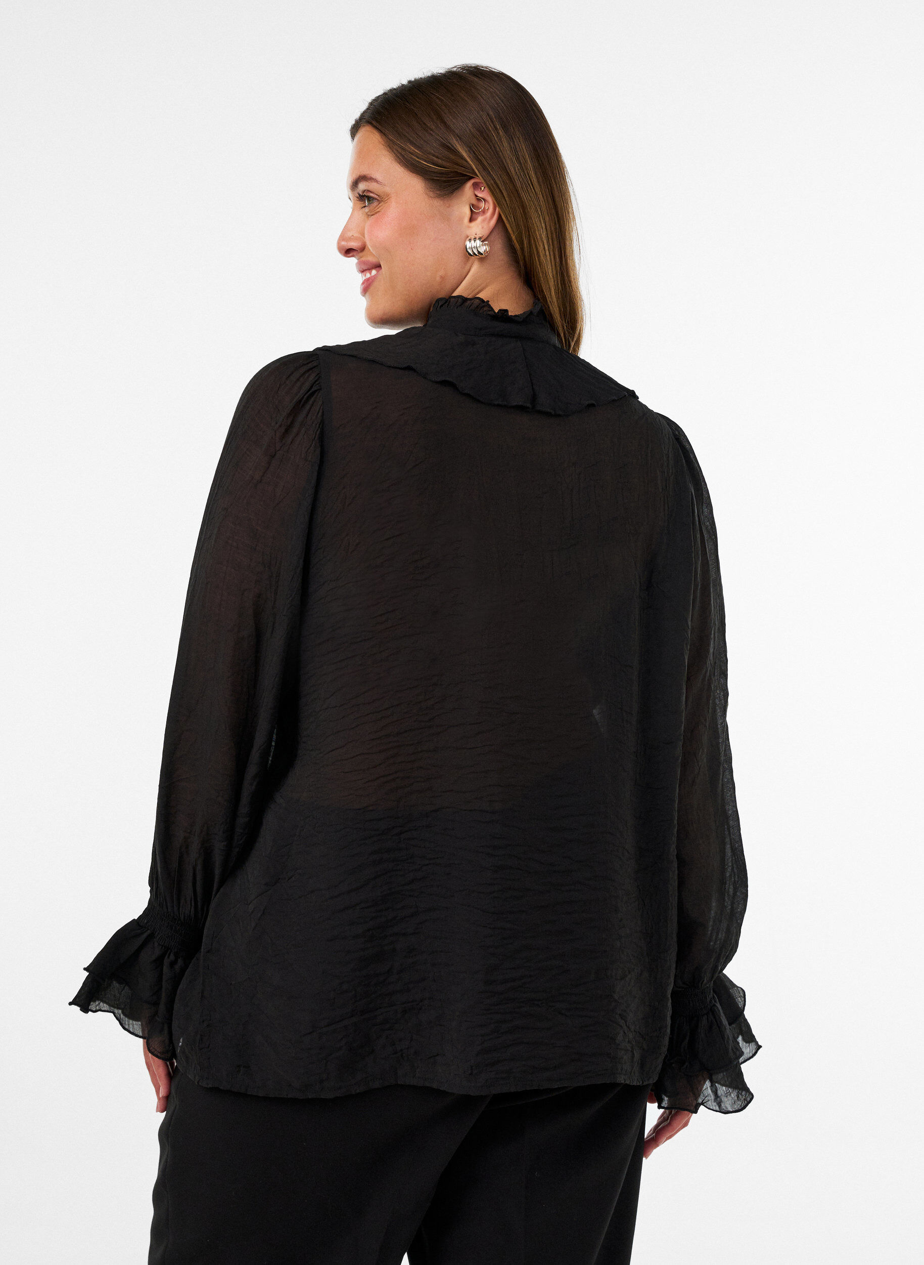 ZizziBluse i viskose med fl&aelig;ser og lange &aelig;rmer, Sort, Model image number 2