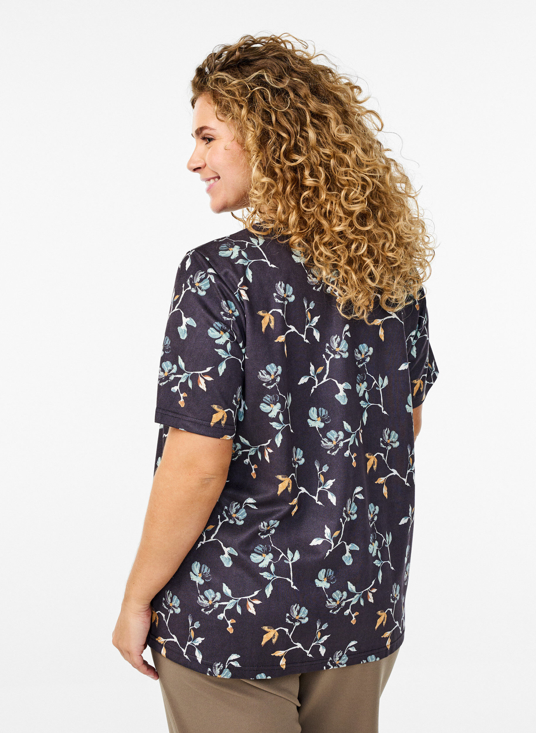 Zizzi FLASH - T-shirt med blomsterprint, Sort, Model image number 2