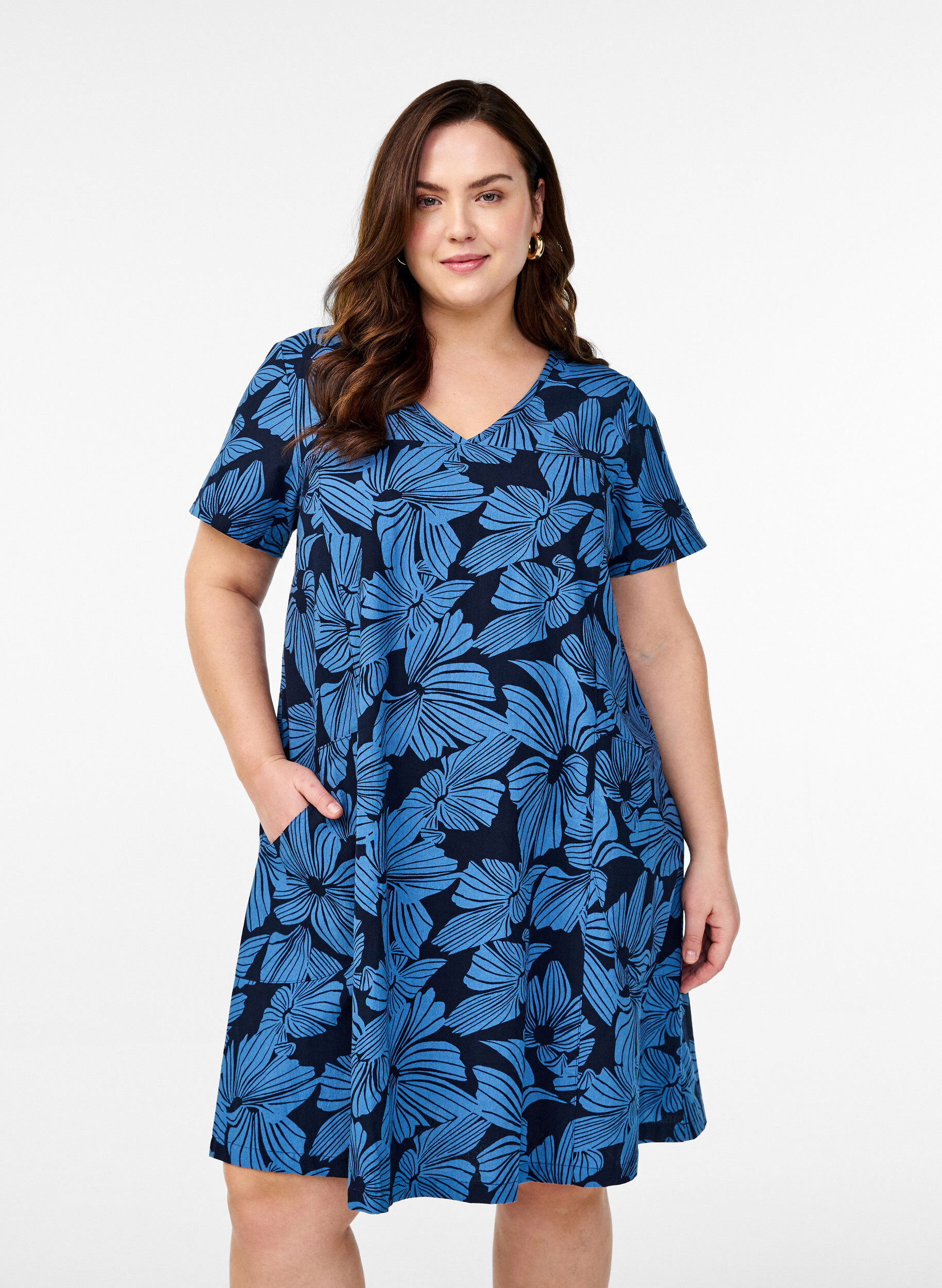 Zizzi Kort a-shape kjole med blomsterprint, Bl&aring;, Model image number 0