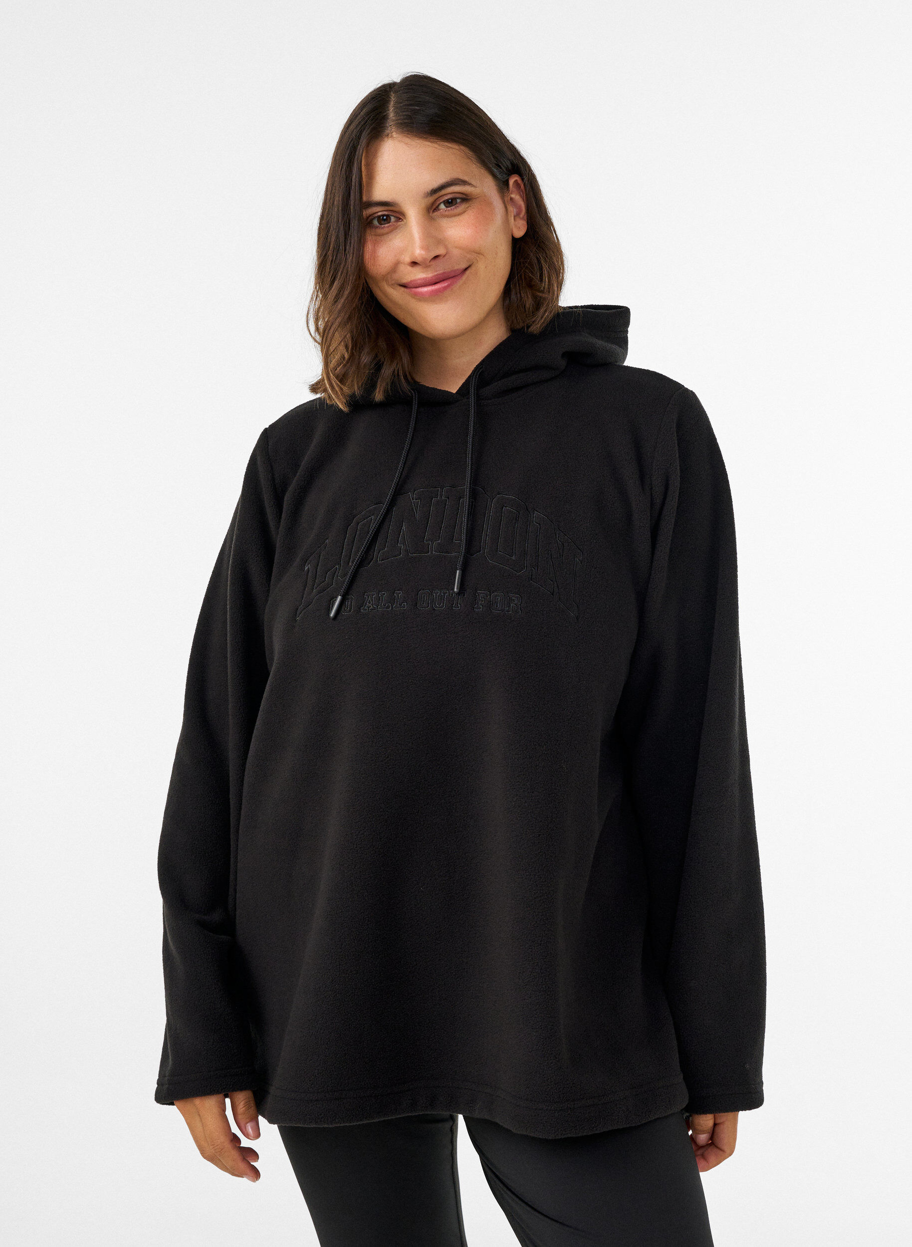 Fleecehoodie med h&oslash;j hals og broderet tekst, Sort, Model