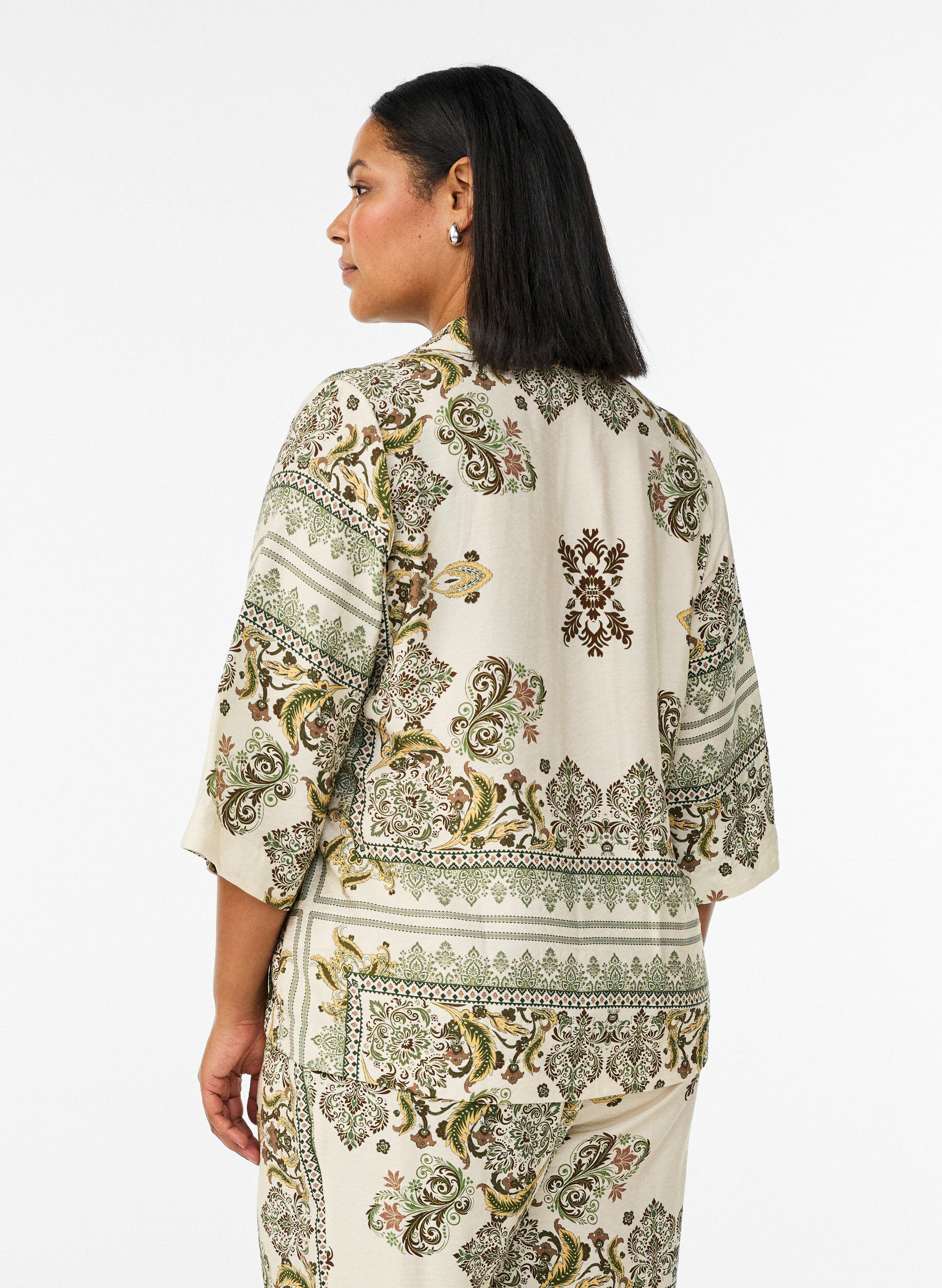 Zizzi M&oslash;nstret skjortebluse i viskose med 3/4 &aelig;rmer, Gr&oslash;n, Model image number 2