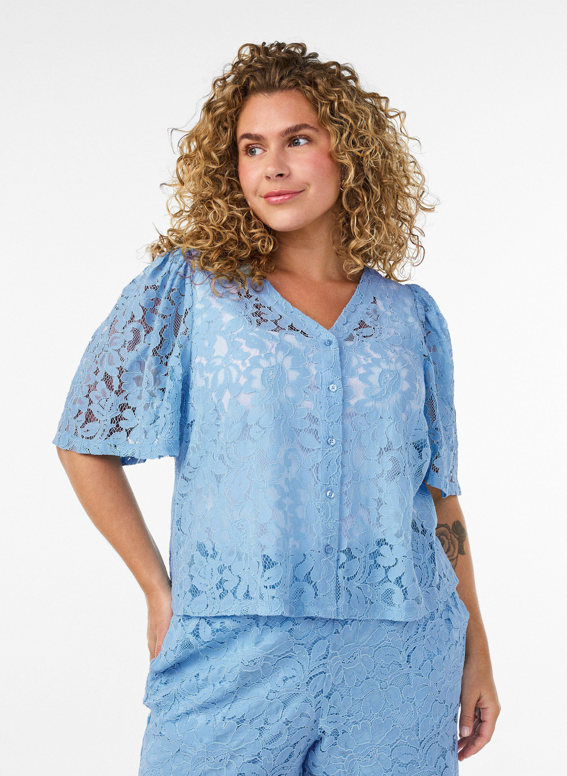 Blondeshorts med h&oslash;j talje og lommer, Bl&aring;, Model