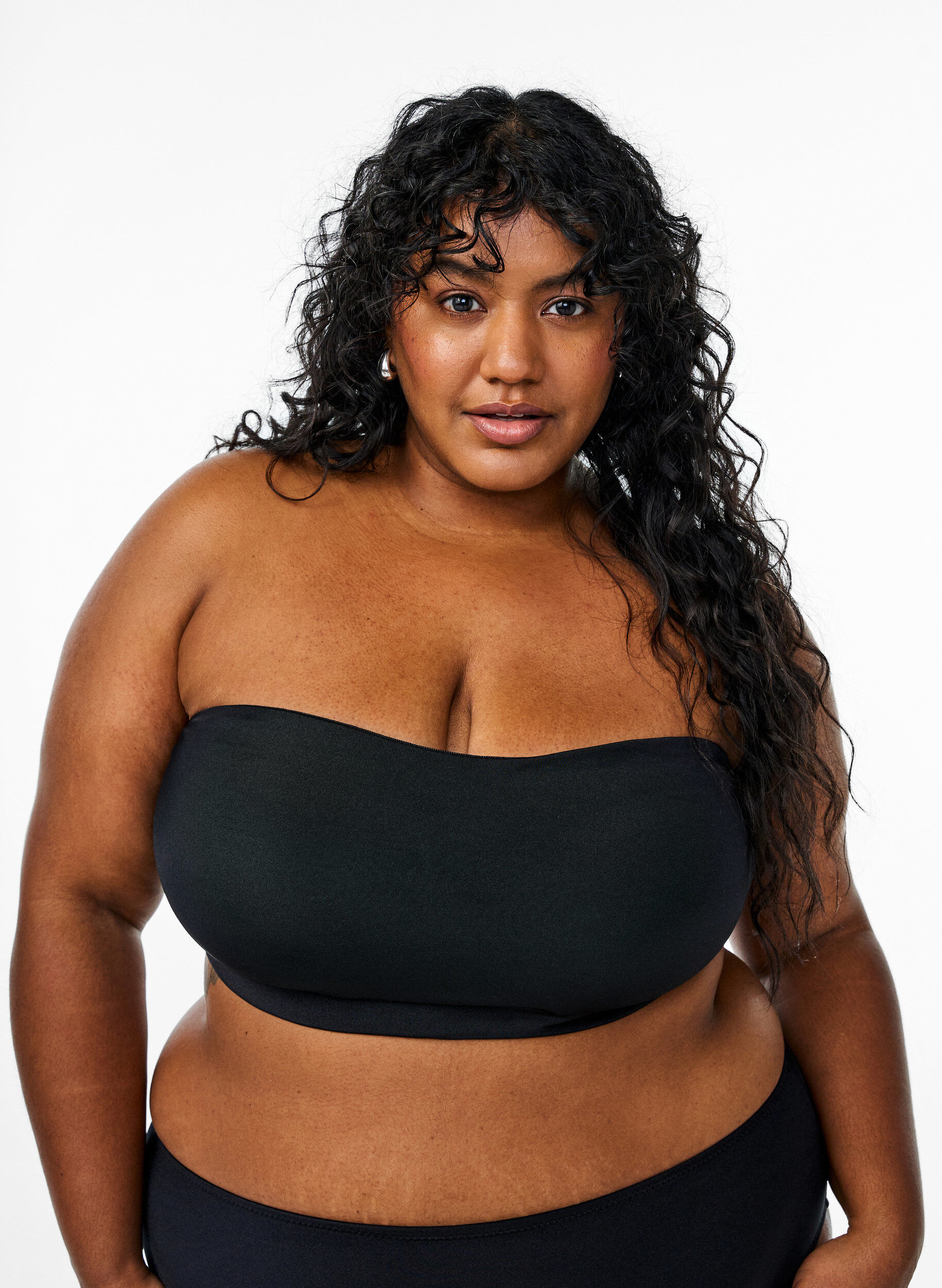 Ensfarvet bandeau-bikinitop, Sort, Model