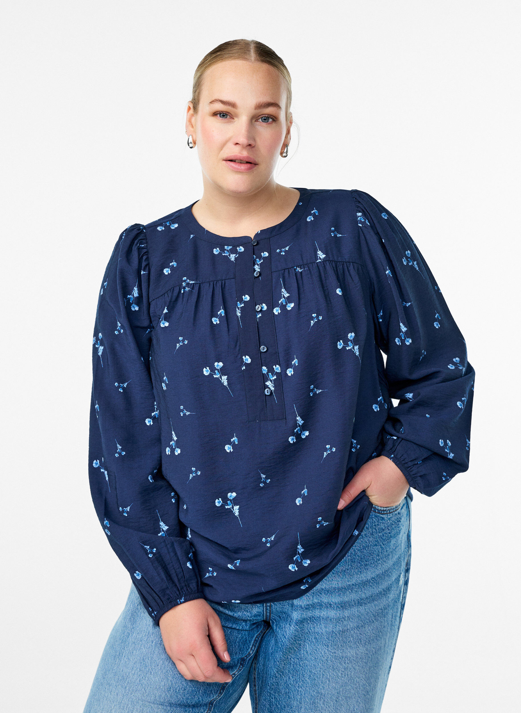 Bluse med knaplukning og sm&aring; blomster, Bl&aring;, Model
